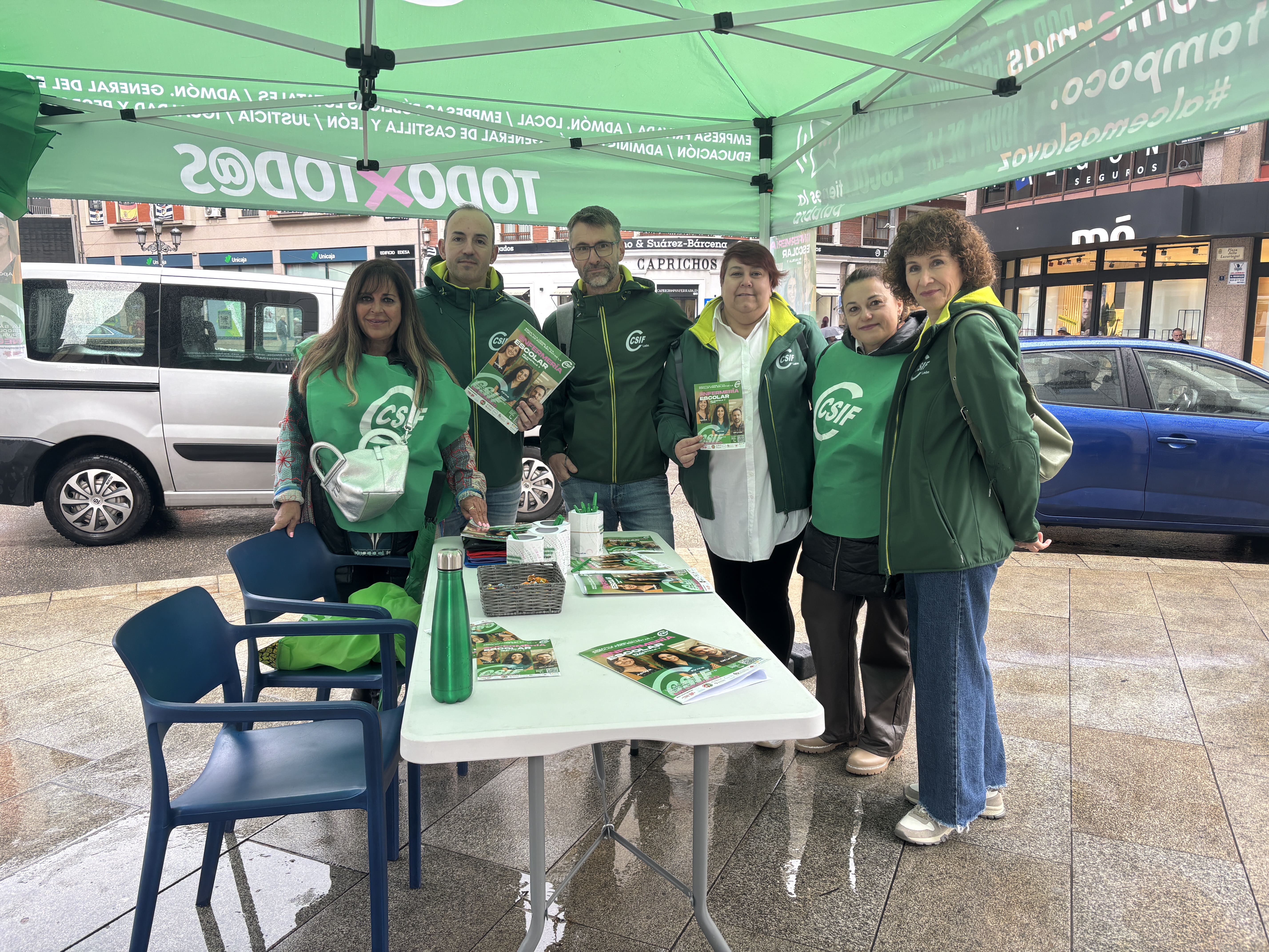 Recogida de firmas del sindicato CSIF en la Plaza Julio Lazúrtegui. | JAVIER FERNÁNDEZ
