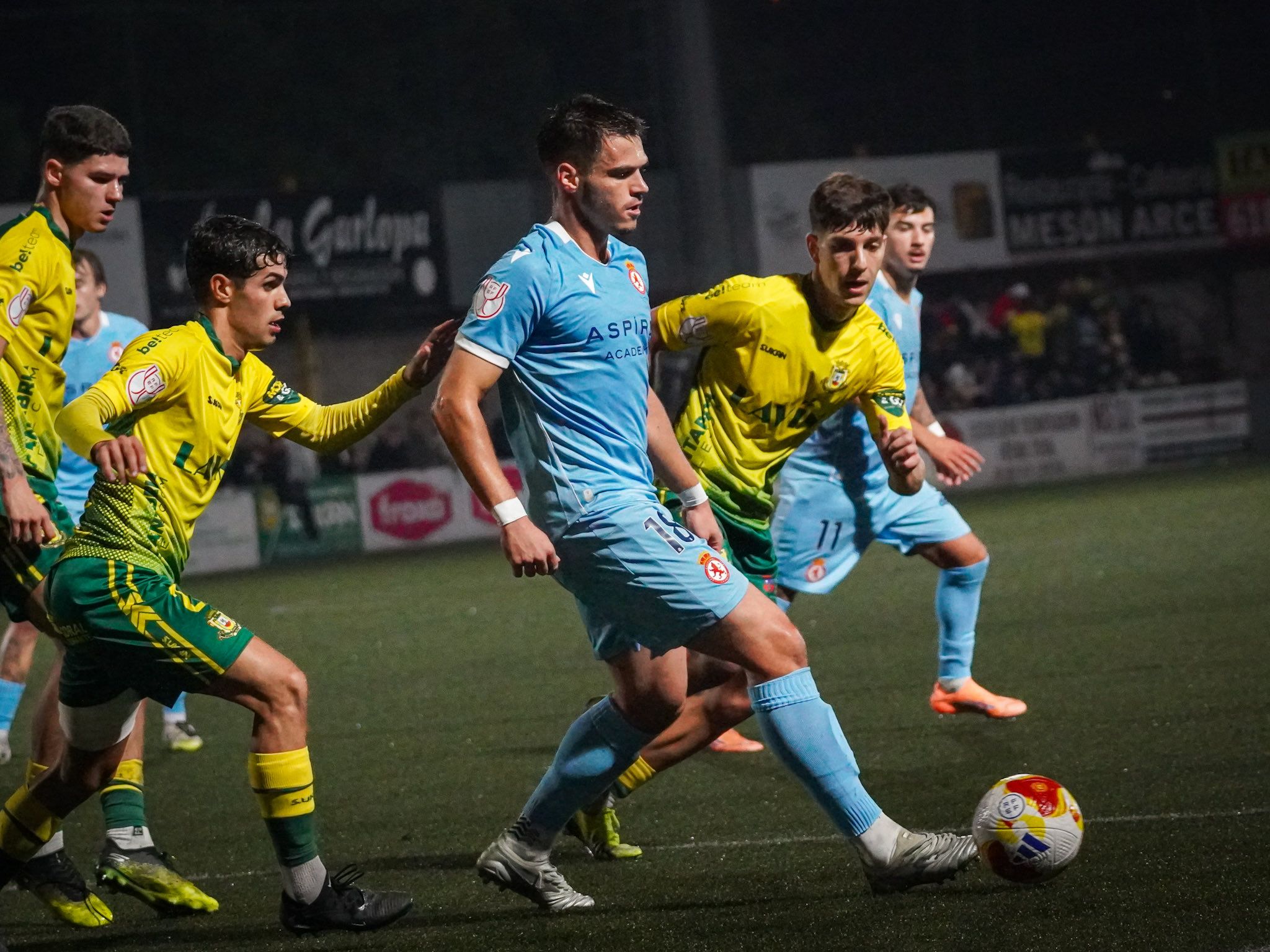 Paraschiv da un pase durante el Tropezón - Cultural. | CYD