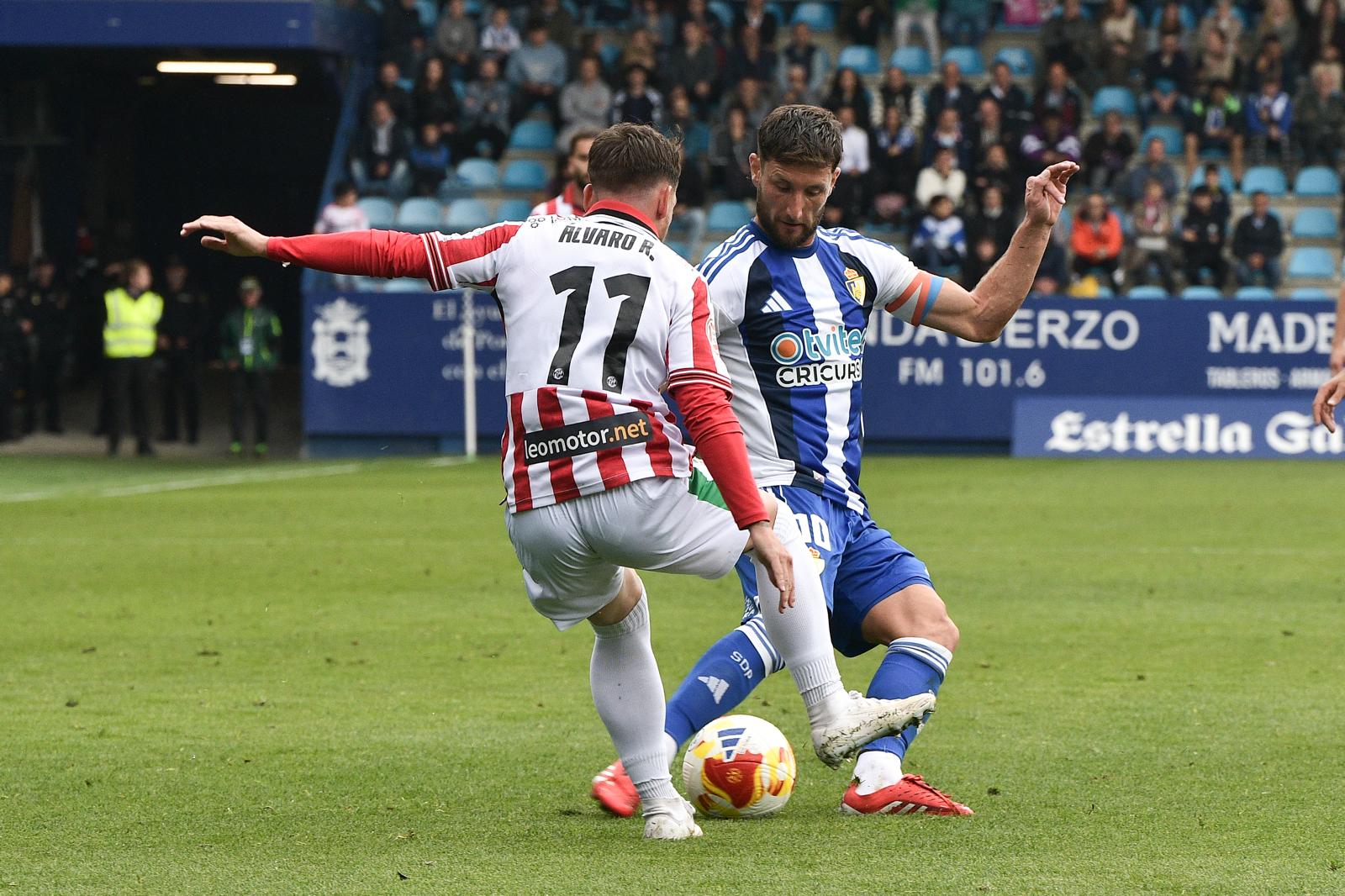 Borja Valle, en la imagen buscando un balón dividido frente al Zamora, apunta al once en la Copa delRey. QUINITO