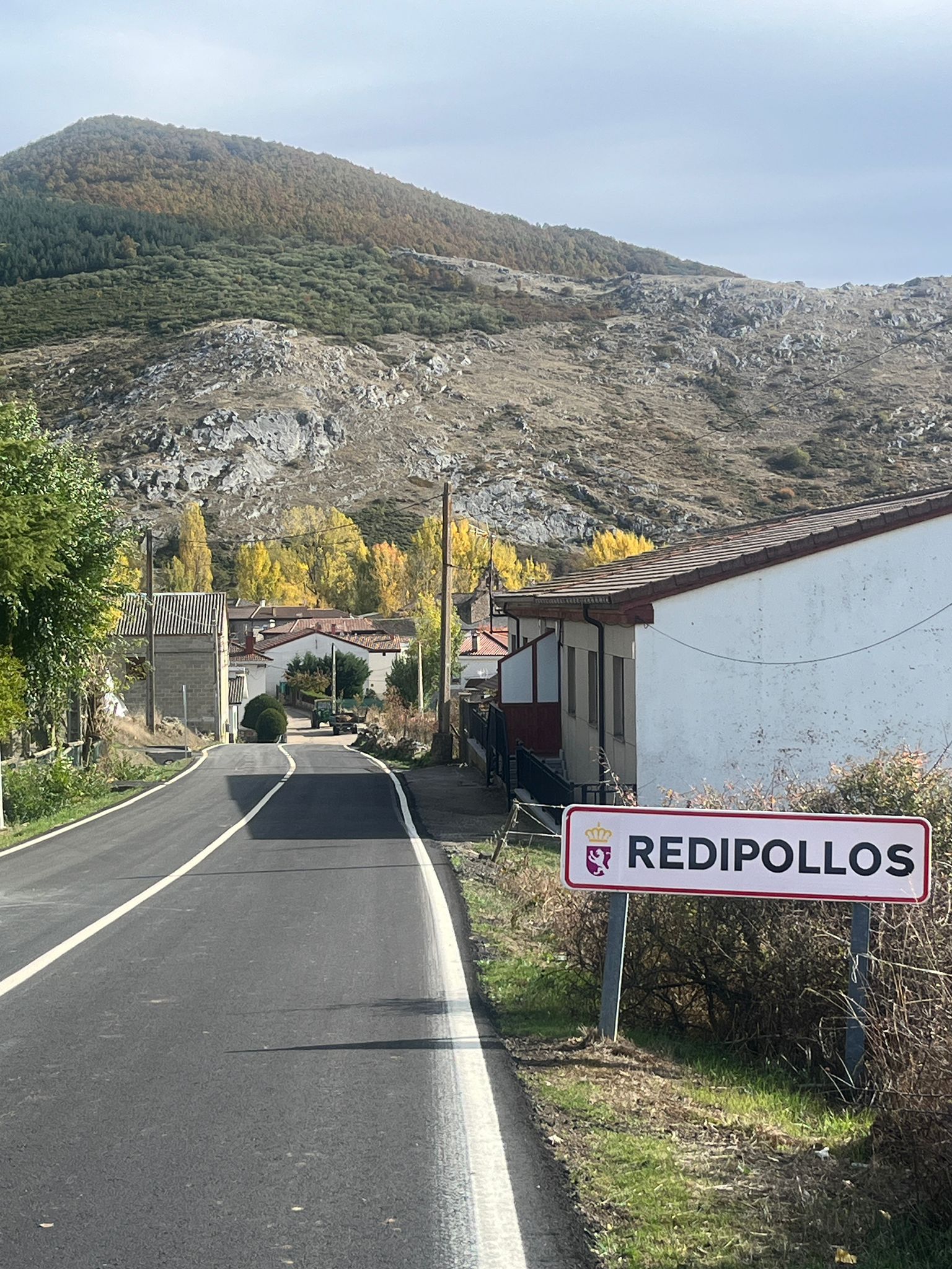 Nueva imagen de la carretera tras la inversión acometida por la Diputación. | JUNTA VECINAL DE REDIPOLLOS