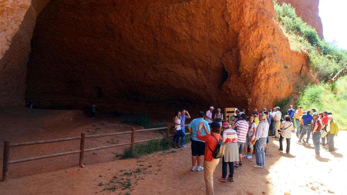 Turistas visitan La Cuevona de Las Médulas, en una imagen de archivo.| CÉSAR SÁNCHEZ (ICAL)