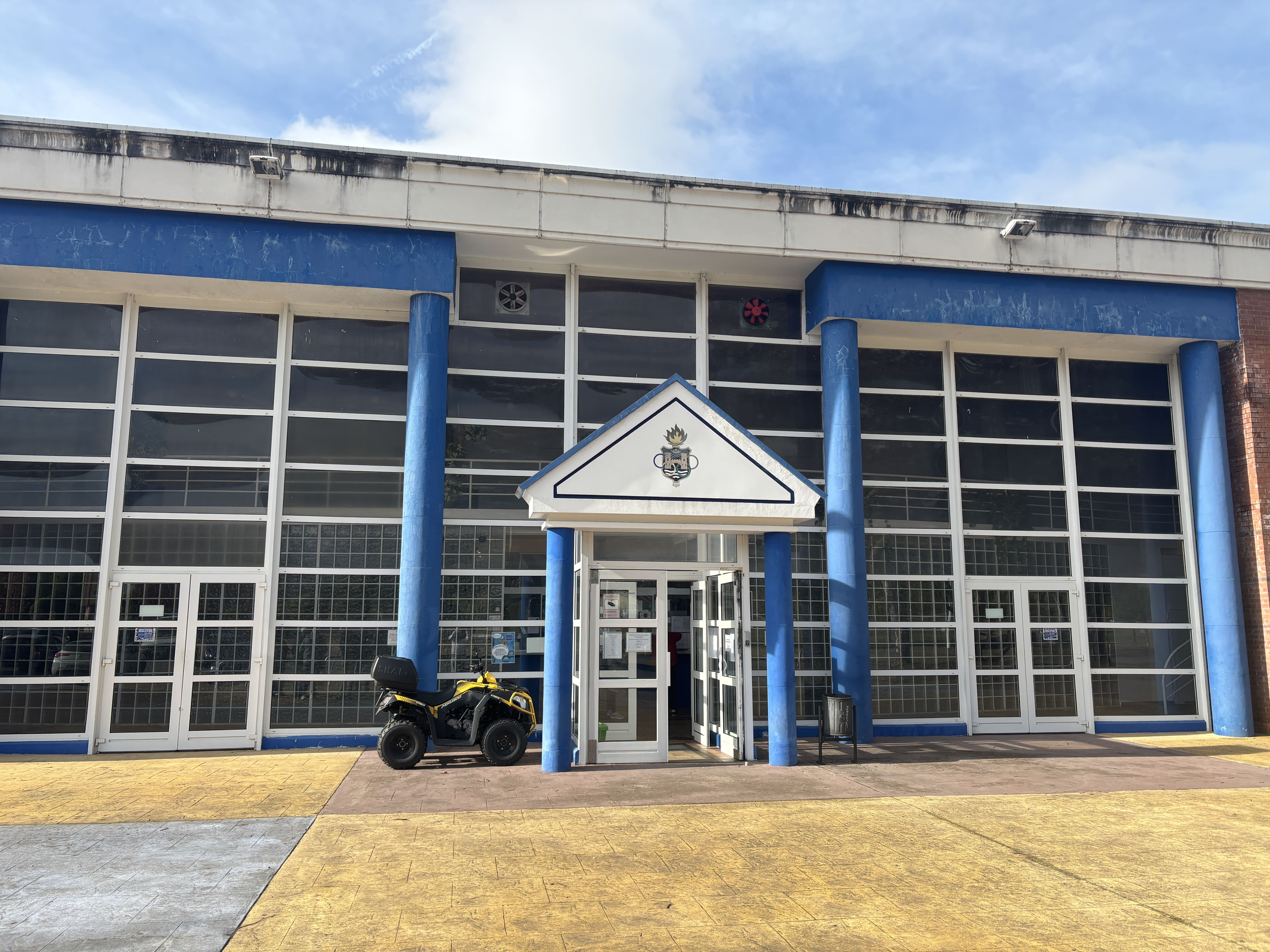 Piscinas a las que se destinará el importe para recuperarlas, en la actualidad cerradas. | JAVIER FERNÁNDEZ