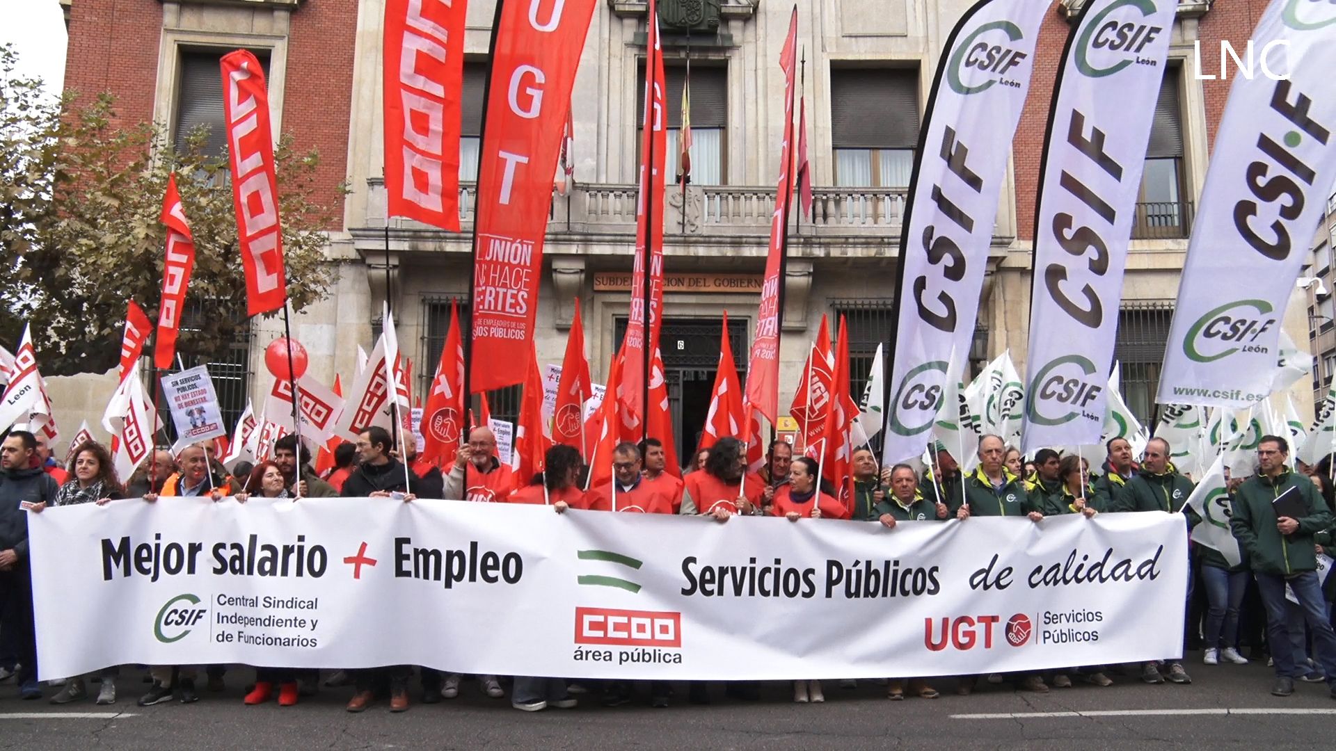 Un instante de la manifestación convocada por UGT, CCOO y CSIF para exigir una subida salarial para los trabajadores públicos. | L.PASTORIZA
