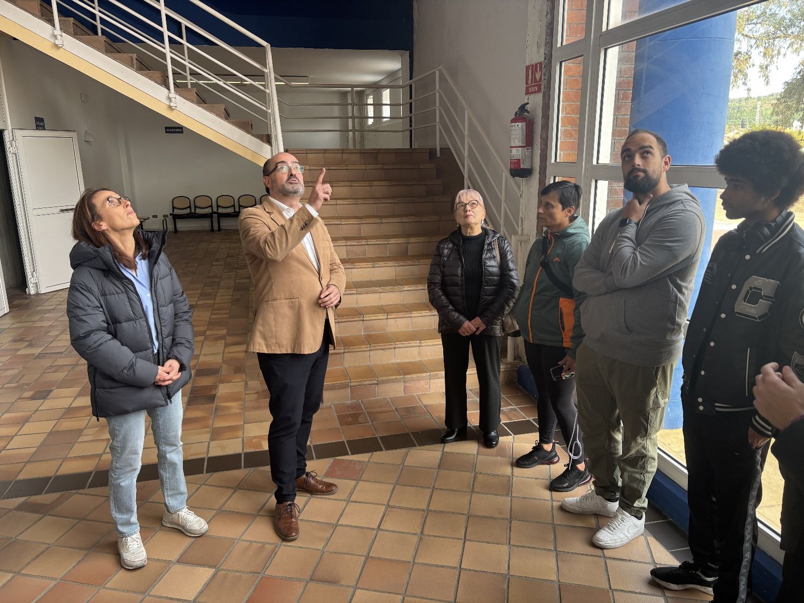 Morala explica el estado de las instalaciones a algunos usuarios. | JAVIER FERNÁNDEZ Morala explica el estado de las instalaciones a algunos usuarios. | JAVIER FERNÁNDEZ