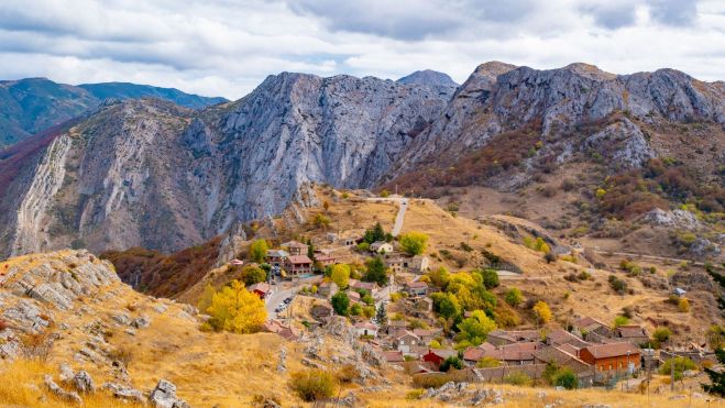 Valporquero con las peñas detrás.VICENTE GARCÍA