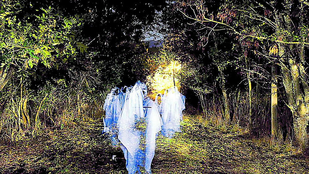 La Santa Compaña leonesa saldrá del corazón de los bosques de Villalfeide para recorrer las calles de la pequeña localidad de la montaña. | ÓSCAR BLANCO TASCÓN