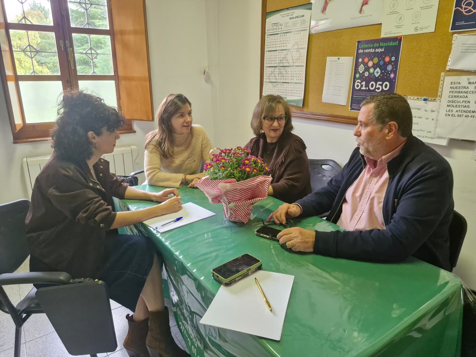 Ortiz de Saracho junto a Martín, Corcoba y Carballo en la Asociación Española Contra el Cáncer de Ponferrada. Ortiz de Saracho junto a Martín, Corcoba y Carballo en la Asociación Española Contra el Cáncer de Ponferrada.