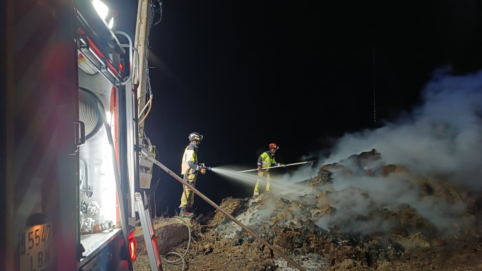 Incendio en el polígono industrial de Riaño. | DIPUTACIÓN DE LEÓN Incendio en el polígono industrial de Riaño. | DIPUTACIÓN DE LEÓN
