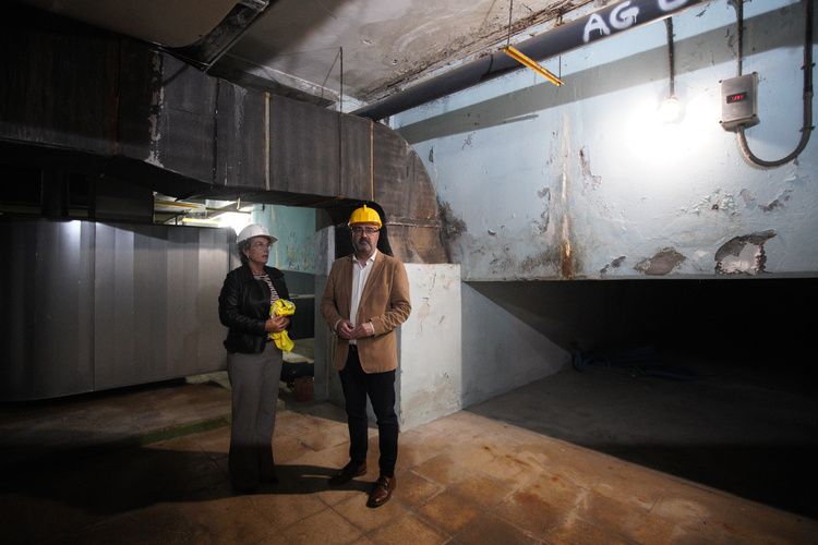 Pardo y Morala enseñando el interior de las piscinas cerradas por su peligro de derrumbe. | ICAL