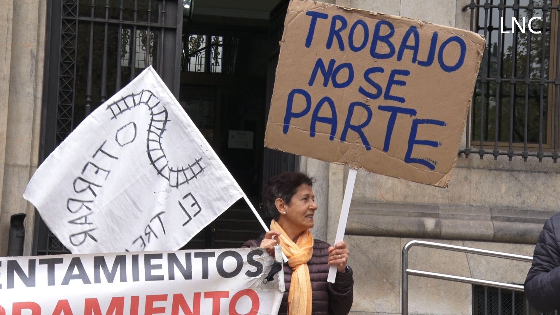 Un instante de la protesta frente a las puertas de la Subdelegación del Gobierno para exigir el soterramiento. | L.PASTORIZA