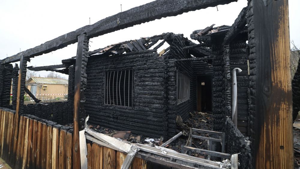 Estado en el que quedó la antigua caseta de oficinas y aseos de los huertos de La Candamia. | MAURICIO PEÑA