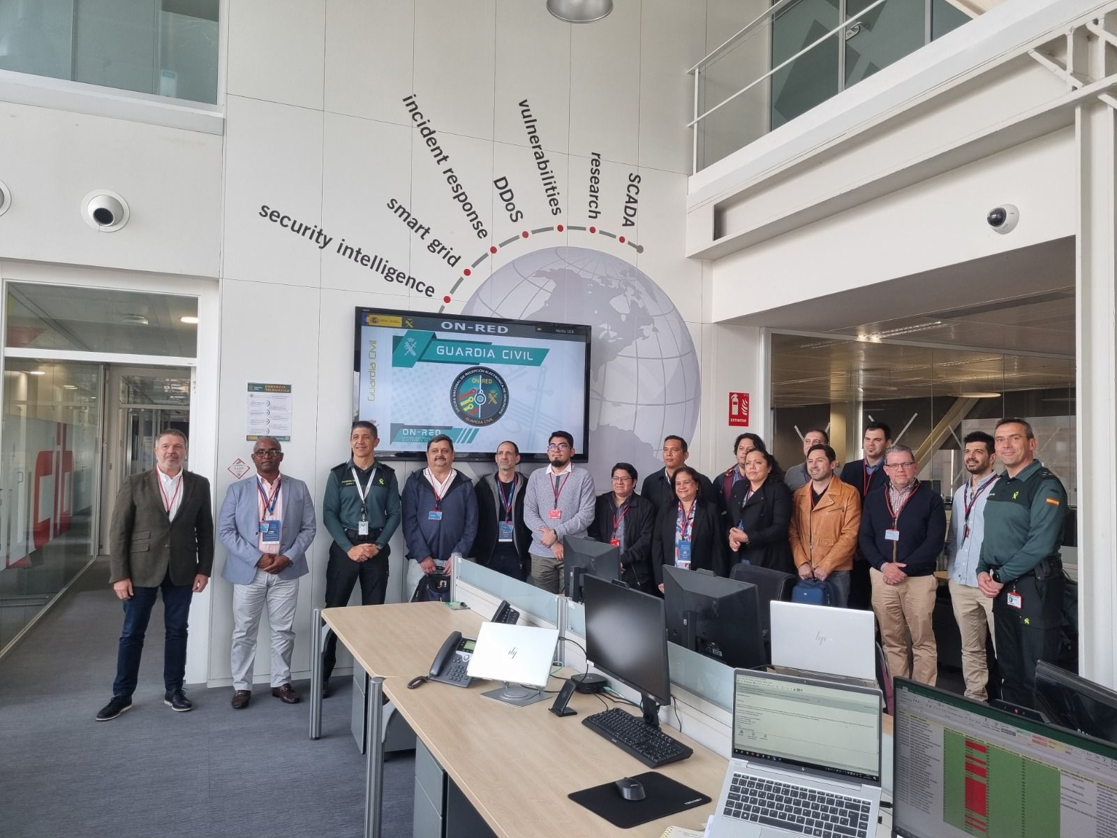 Un instante de la visita de la delegación del Banco Iberoamericano de Desarrollo. | L.N.C.