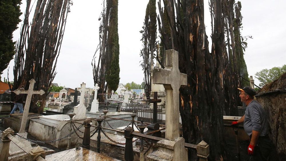 Imagen del cementerio de Cacabelos cuando fue azotado por un incendio hace ocho años. | ICAL