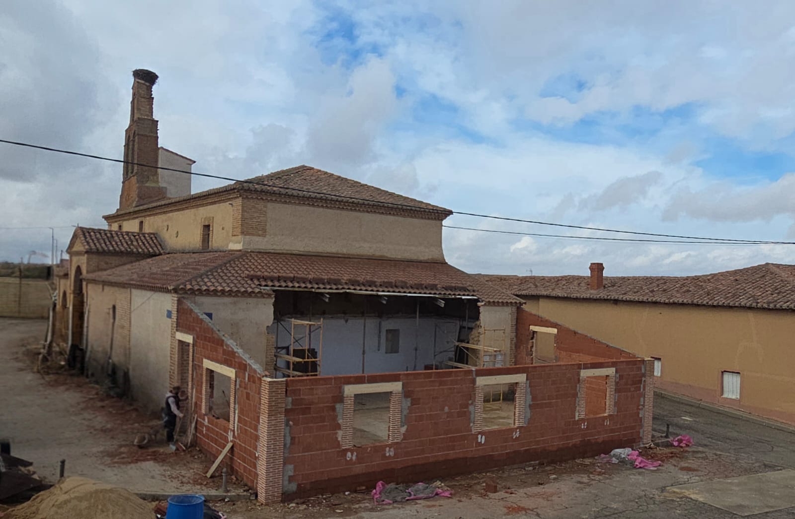 Obras de ampliación del local del teleclub de Fáfilas, justo al lado de la iglesia. | A.R. Obras de ampliación del local del teleclub de Fáfilas, justo al lado de la iglesia. | A.R.