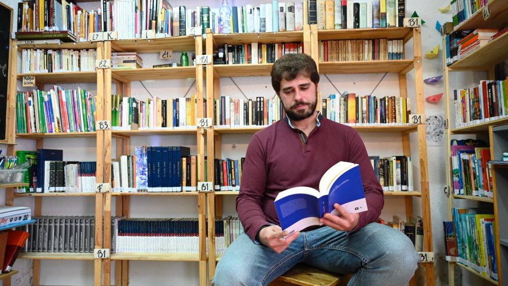 El coordinador del Centro Obrero y Popular El Candil, Pedro Gómez, junto a los más de 500 tomos que completan esta nueva biblioteca.SAÚL ARÉN