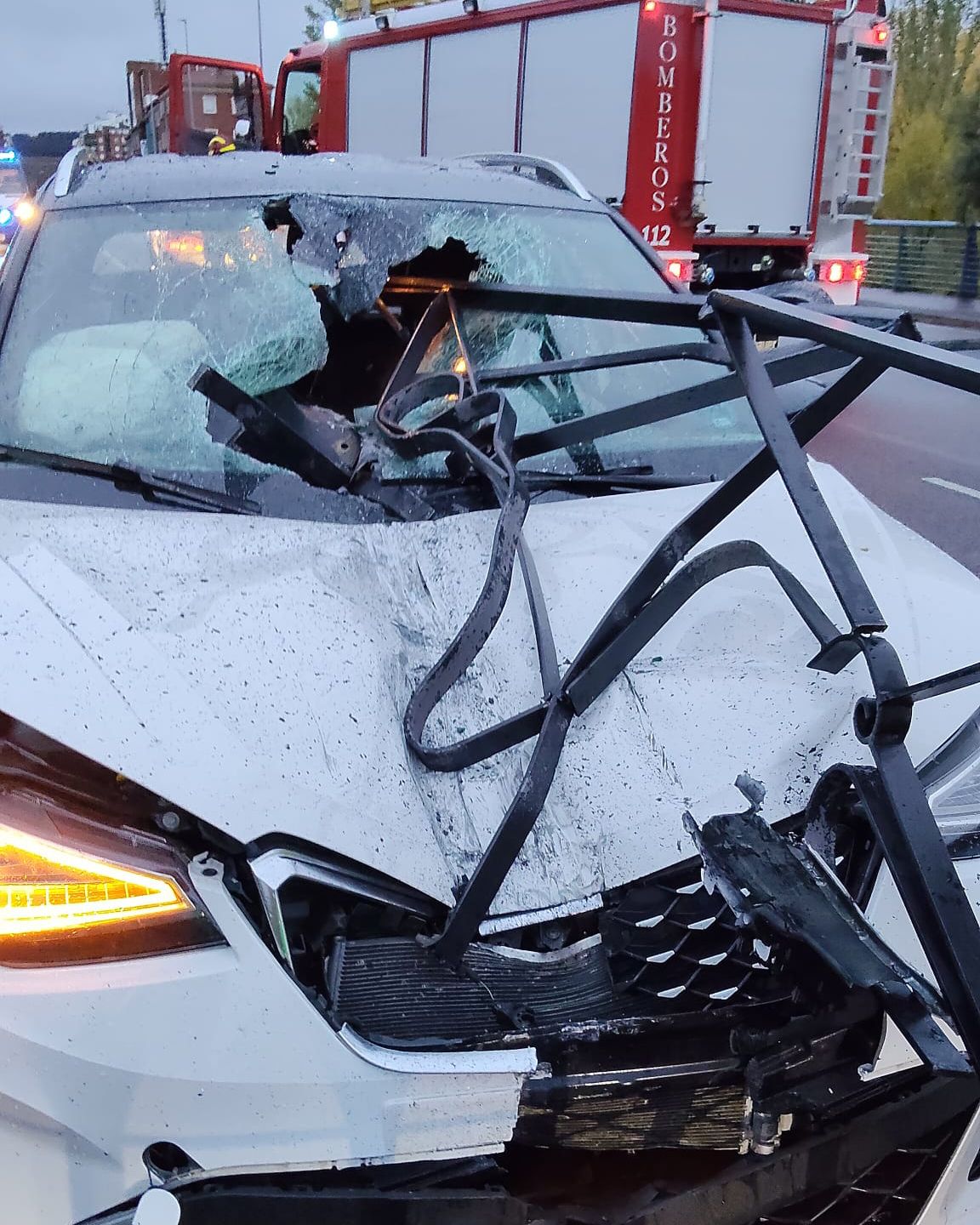 Imagen del accidente, ocurrido junto al estadio Reino de León, en la avenida Fernández Ladreda. | BOMBEROS DEL AYTO. DE LEÓN