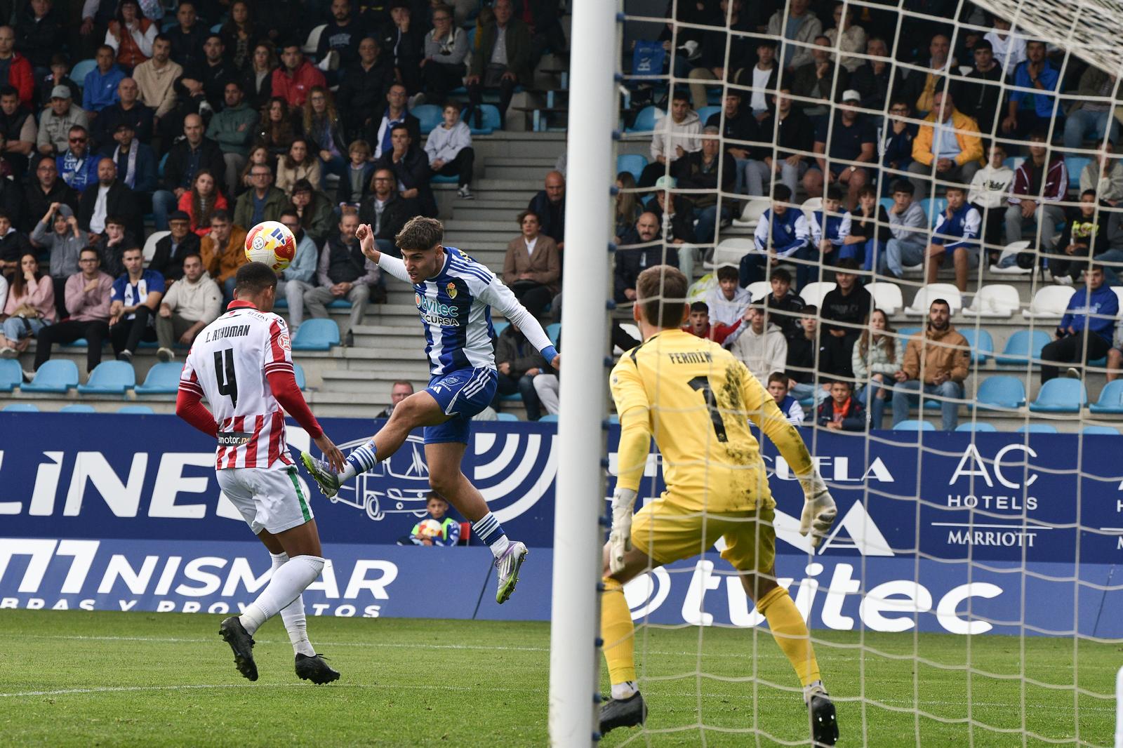 Borja Vázquez dejando el balón de cara en el segundo tanto de la Deportiva ante el Zamora. QUINITO (1)