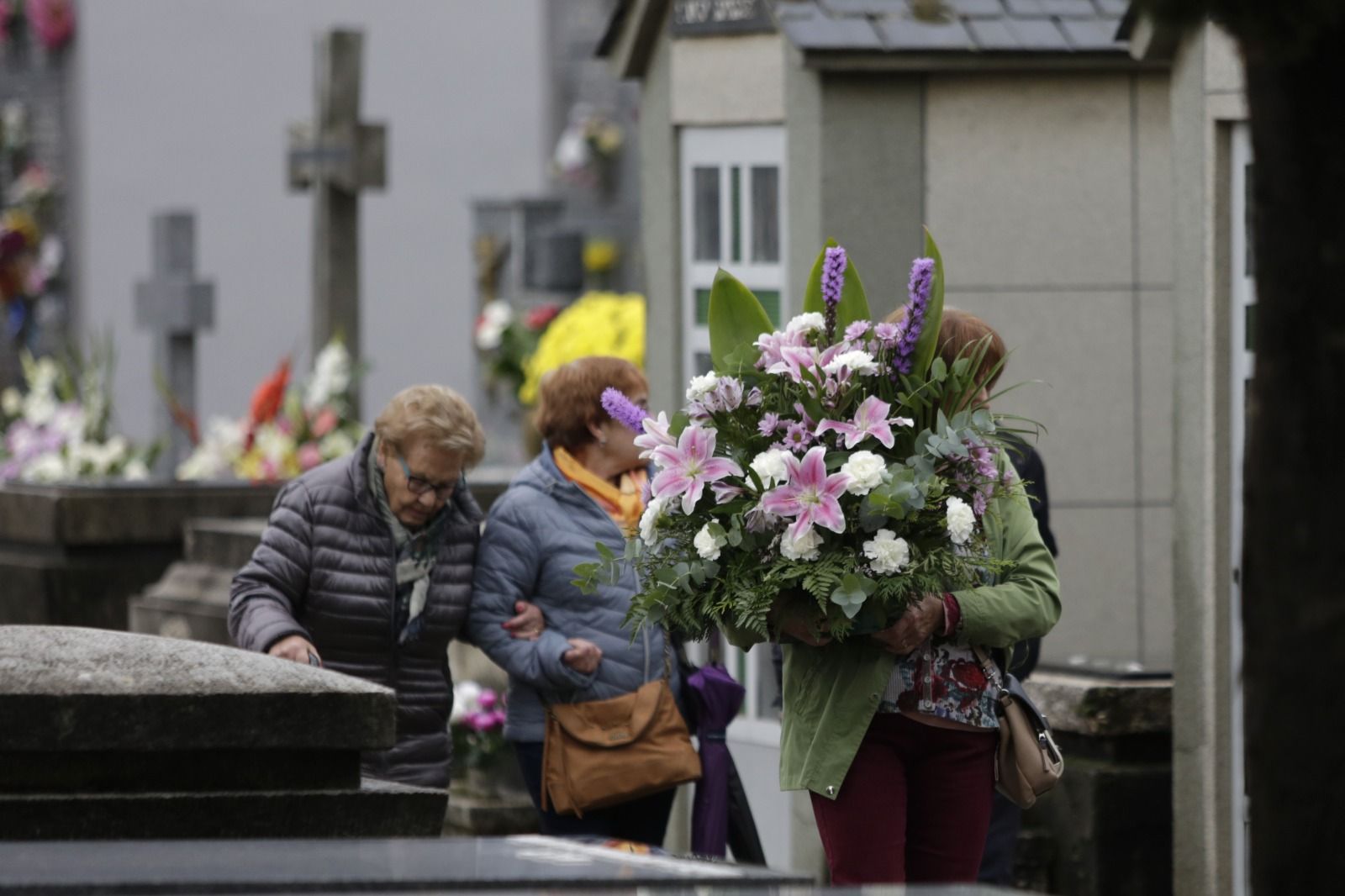 Día de Todos los Santos en el cementerio de León. | FERNANDO OTERO