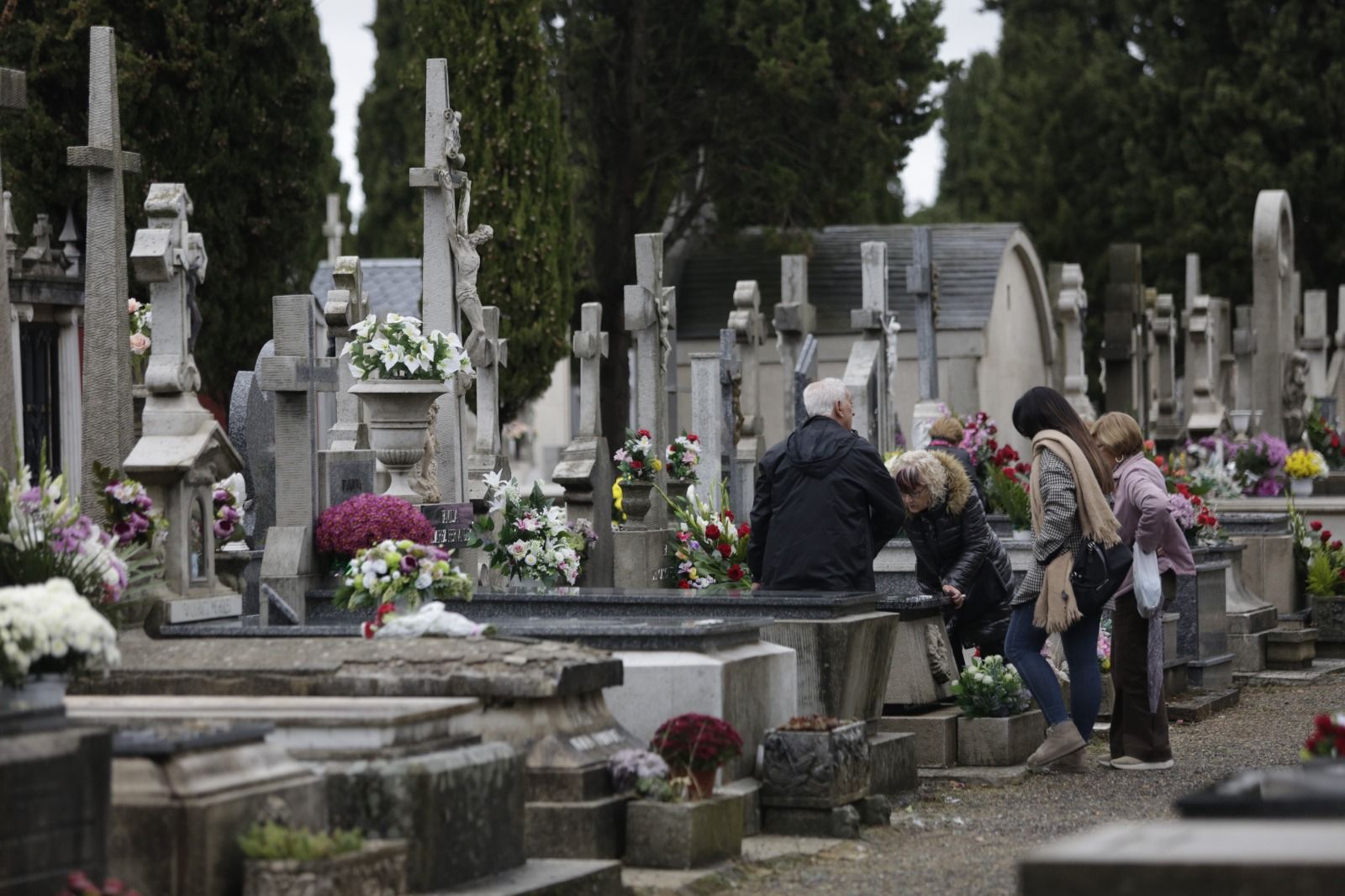 Día de Todos los Santos en el cementerio de León. | FERNANDO OTERO
