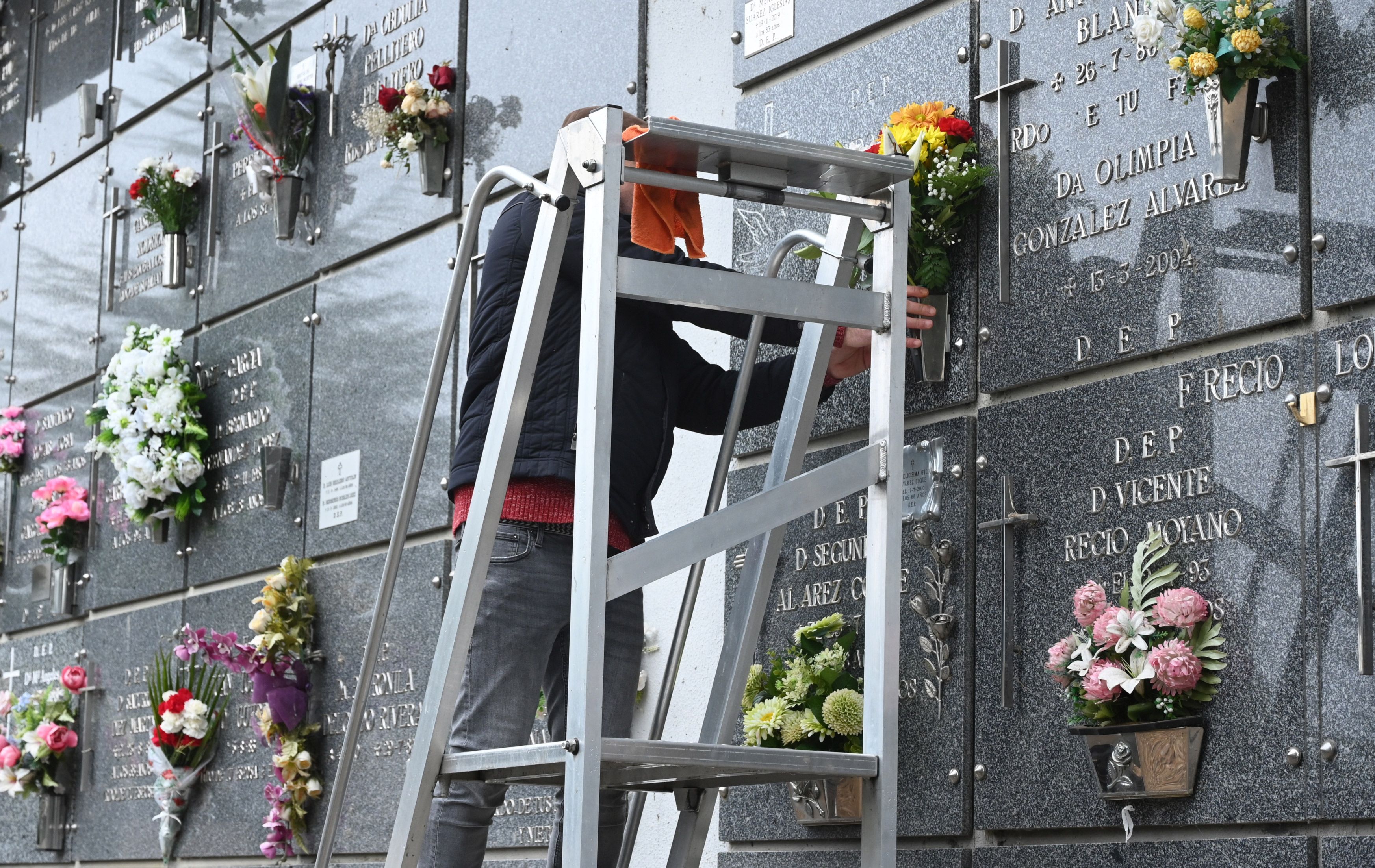 Día de Todos los Santos en el cementerio de León. | PEIO GARCÍA (ICAL)