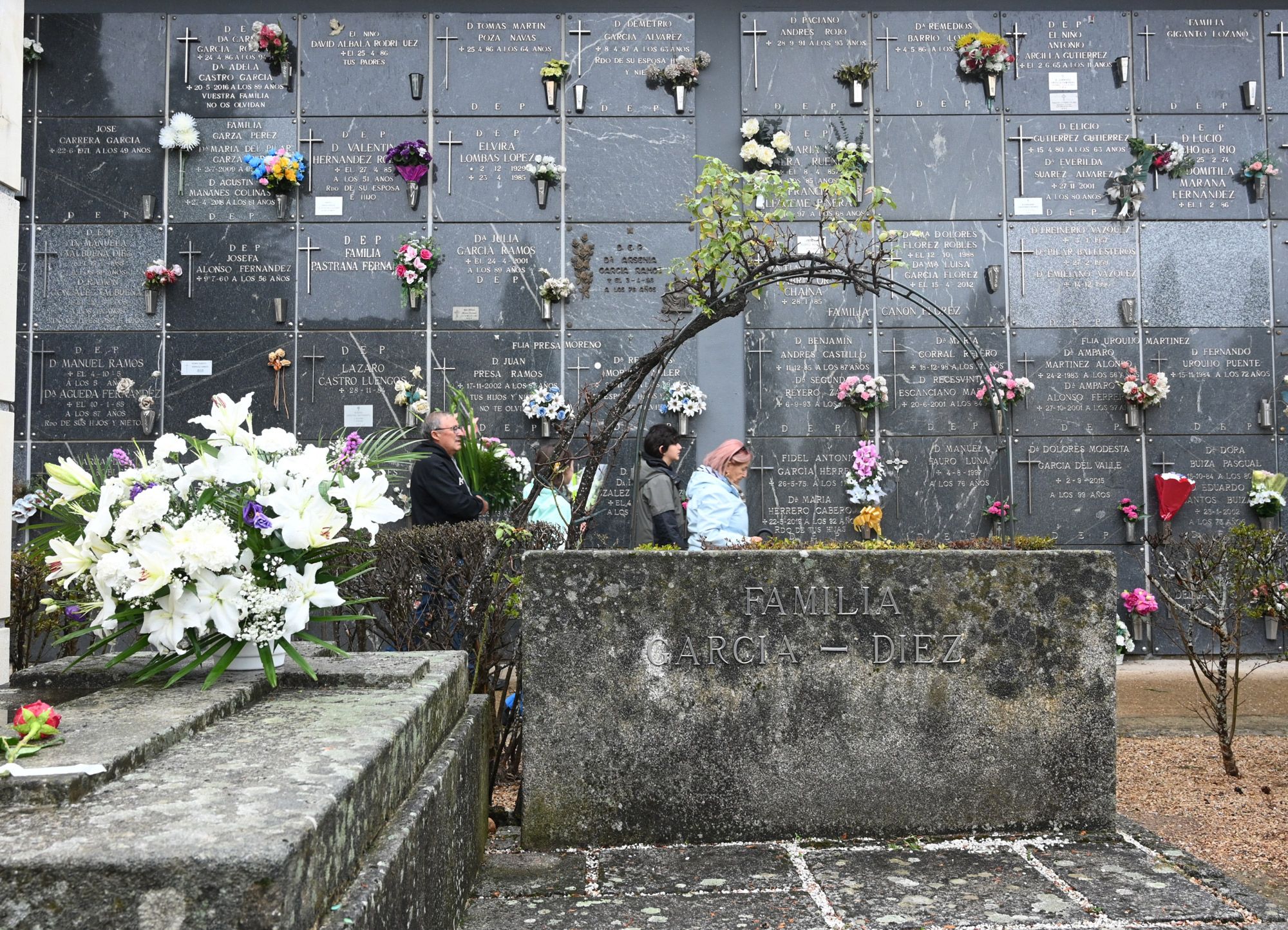 Día de Todos los Santos en el cementerio de León. | PEIO GARCÍA (ICAL)