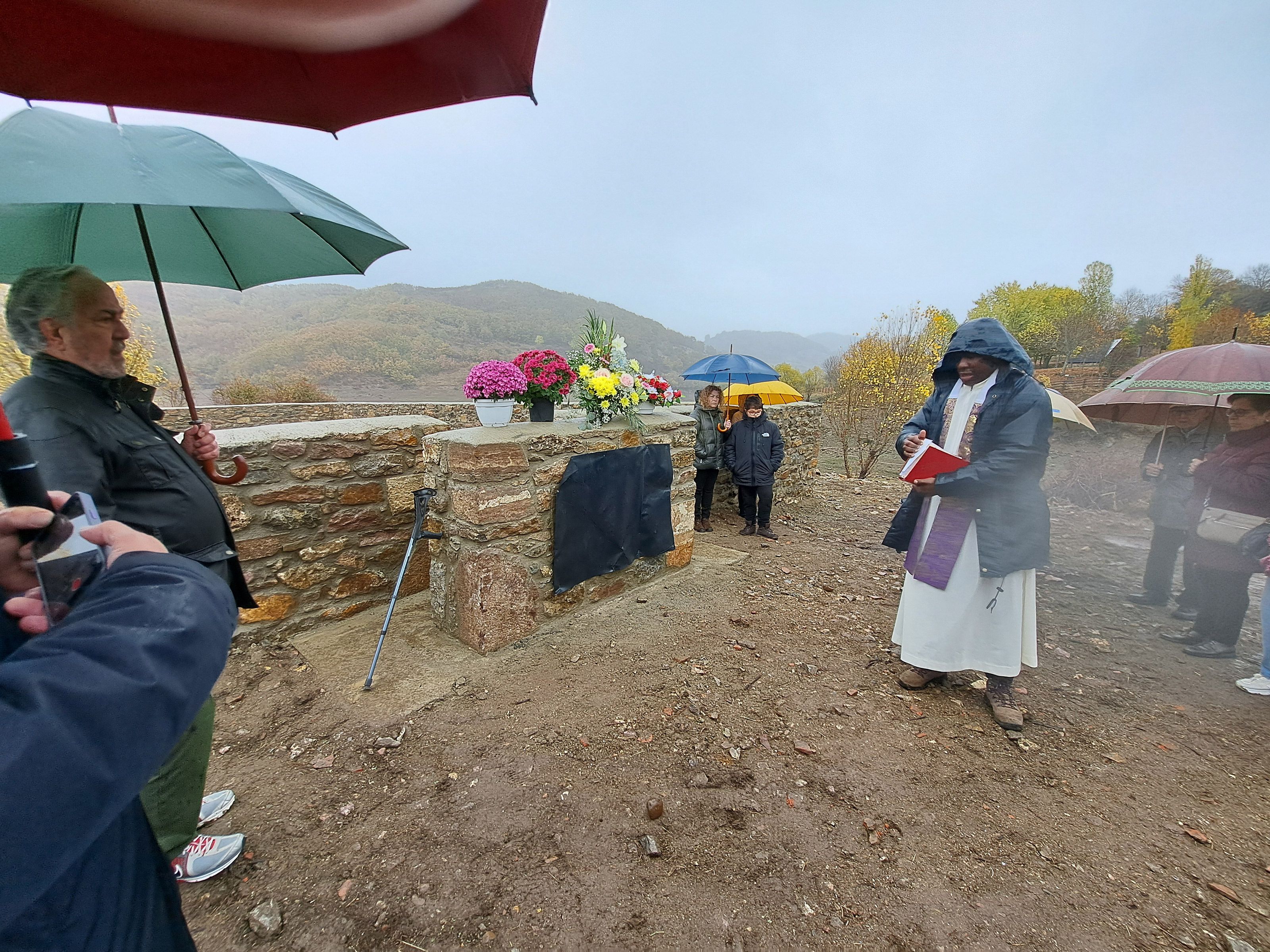 Imágenes del acto en el que se inauguró el nuevo cierre del cementerio. | A. HURTADO