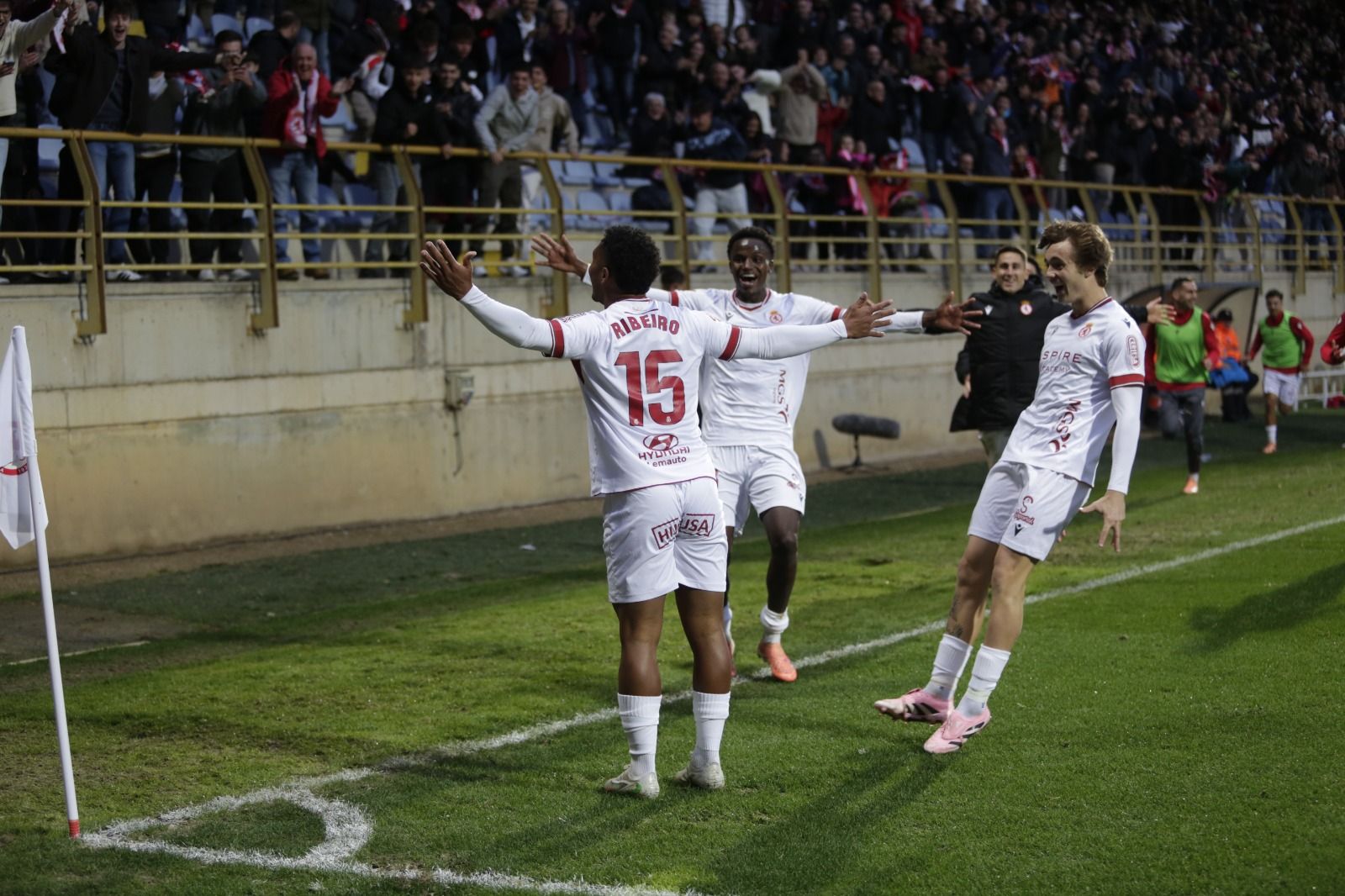Ribeiro celebra el gol con el que la Cultural ganó al Mirandés hace dos semanas. | FERNANDO OTERO