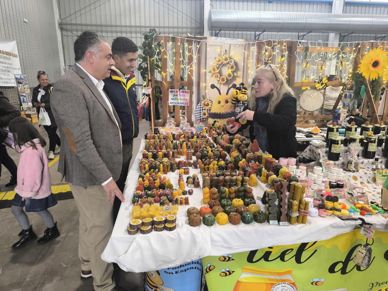 El alcalde de Astorga, José Luis Nieto, acudió a la inauguración de la feria de miel Apiastur. | L.N.C.