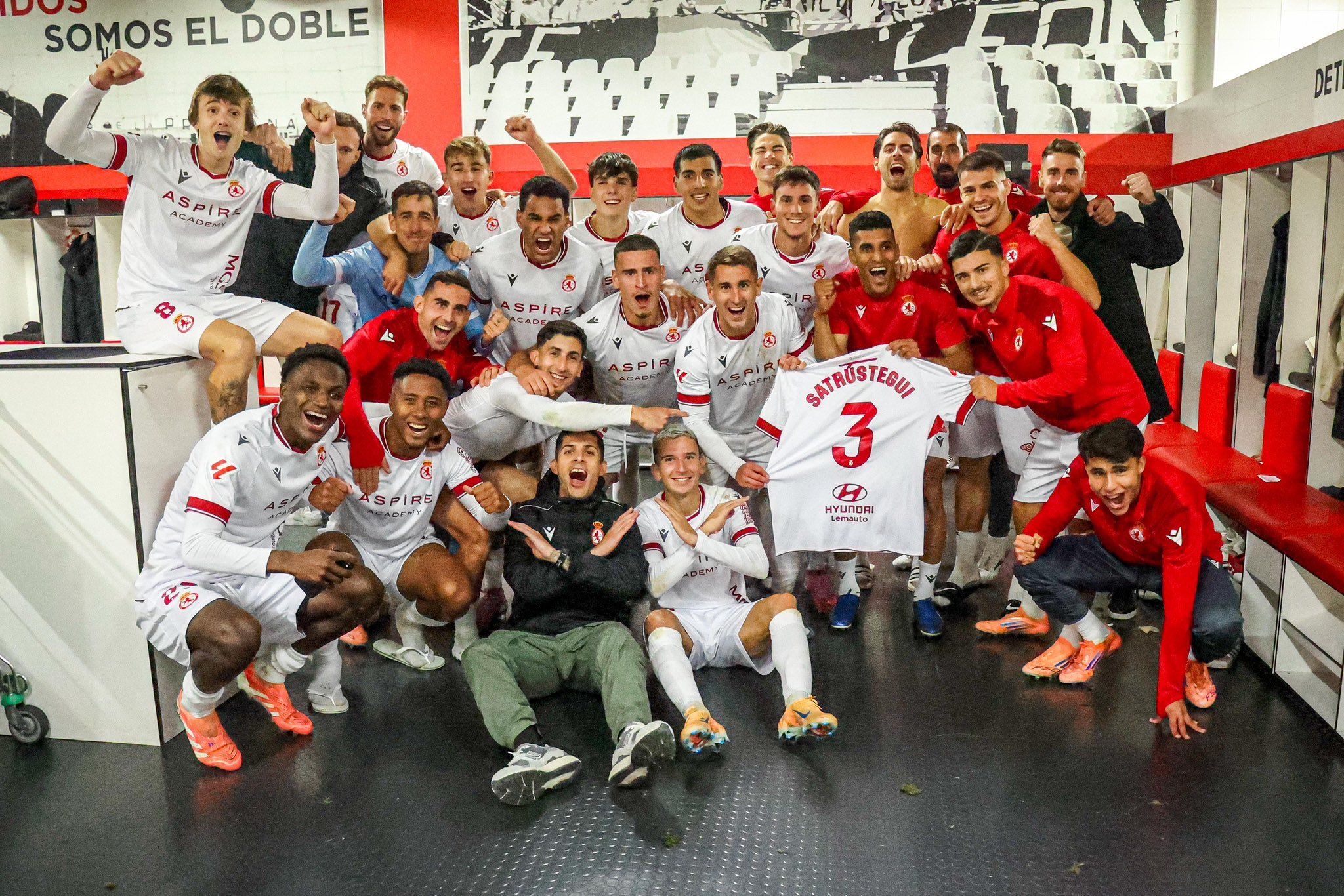 Celebración final de la Cultural en el vestuario tras la primera victoria de la temporada en el Reino de León. CYDL