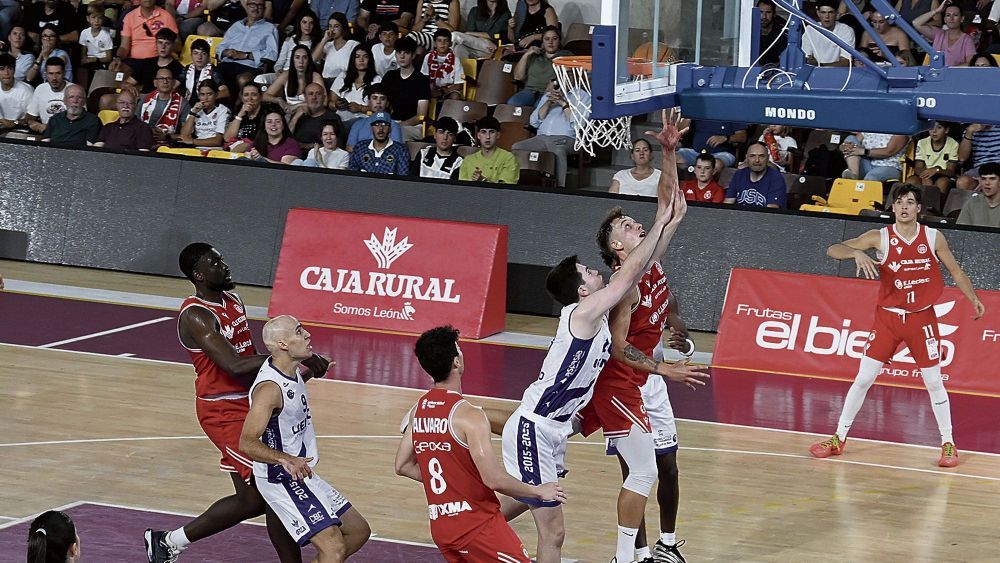 El partido entre el Valladolid y la Cultural de baloncesto se suspendió por goteras en el pabellón. SAÚL ARÉN