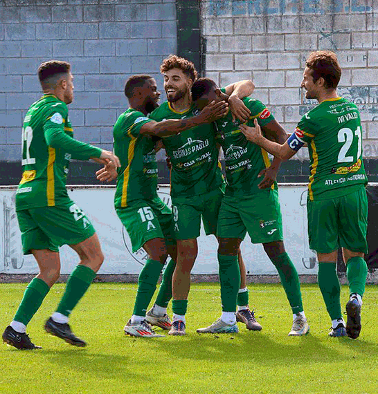 Momento de la celebración del gol de Ribeiro ante el Lealtad de Villaviciosa. ASTORGA