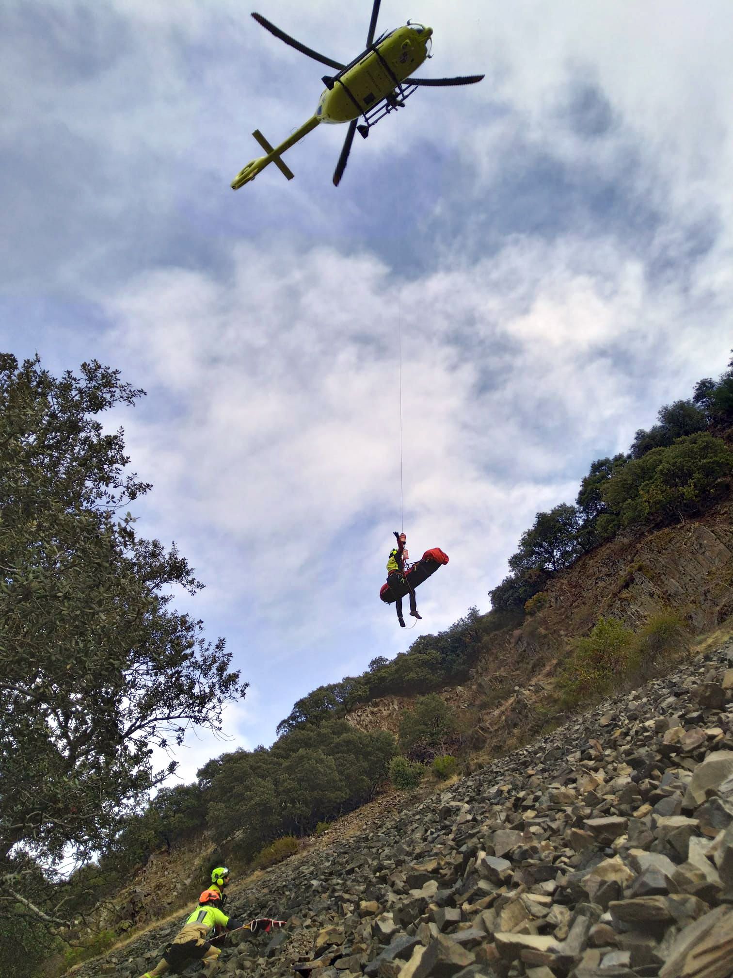 Un instante del rescate del cuerpo del montañero fallecido. | AYUNTAMIENTO DE PONFERRADA