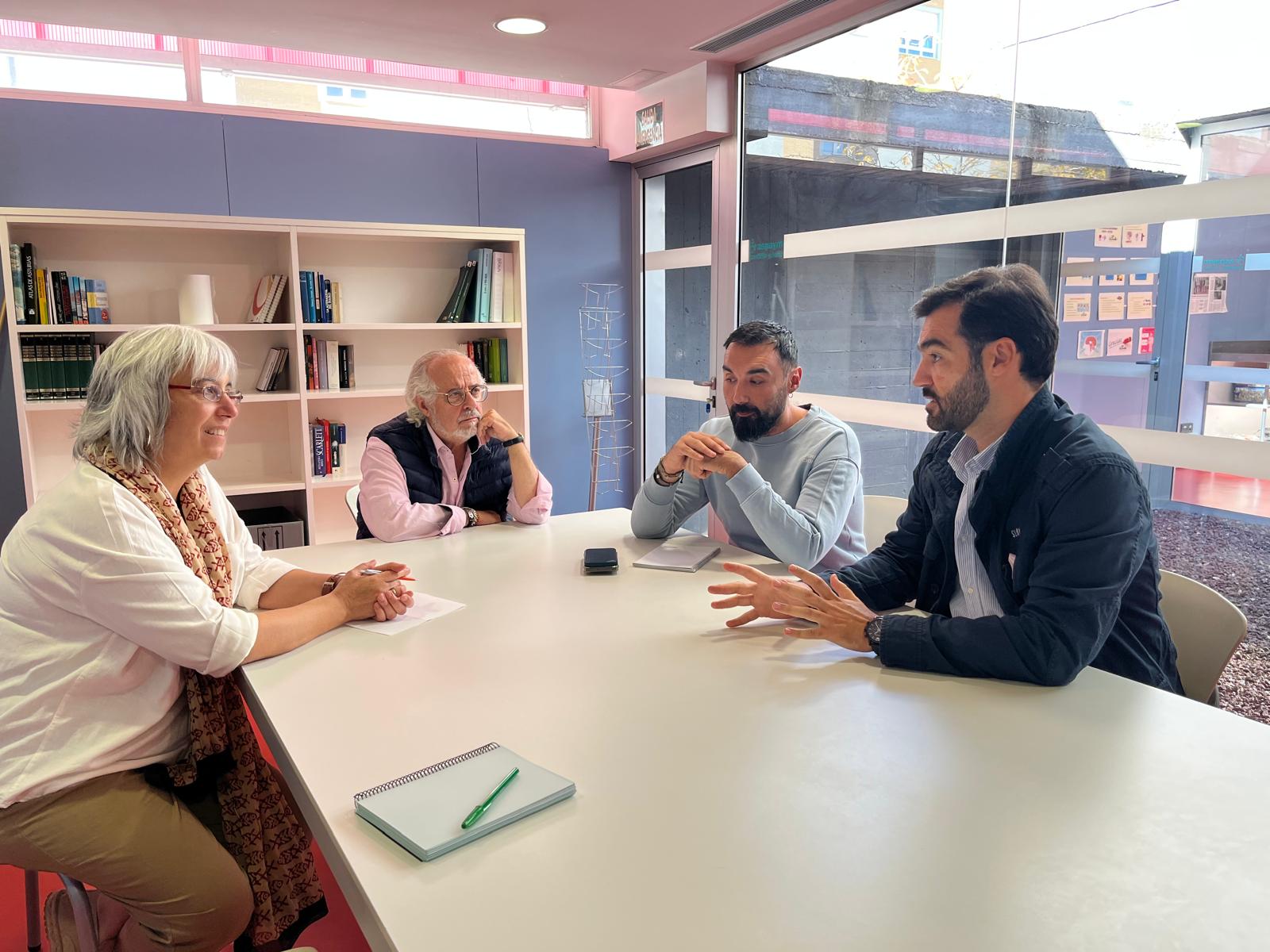 Un instante de la reunión del PP municipal con Aspaym. | L.N.C.