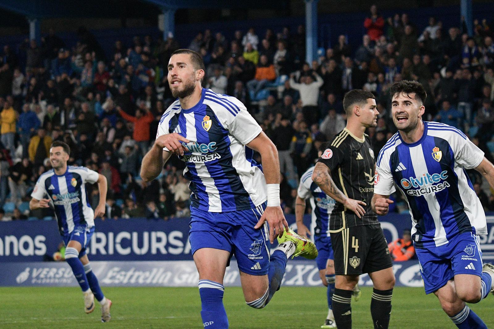 La Ponferradina celebra un gol. QUINITO