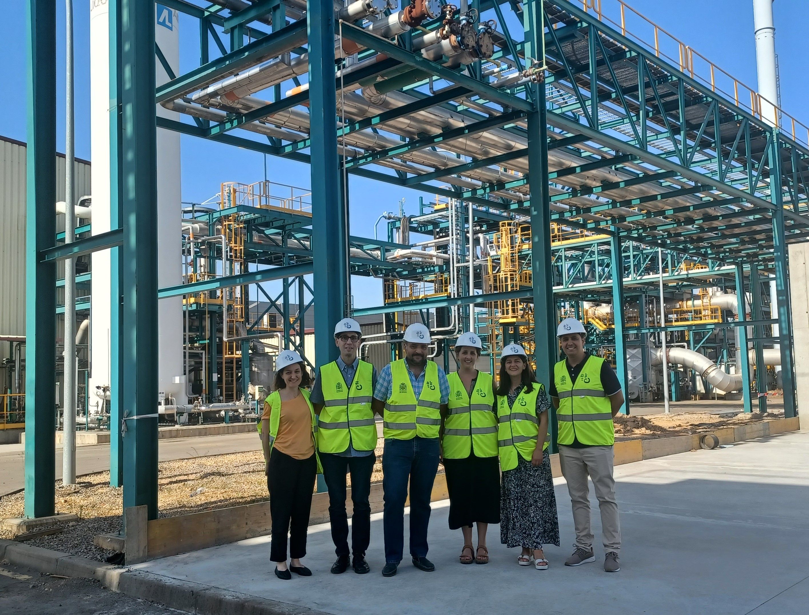 Investigadores en la planta piloto.