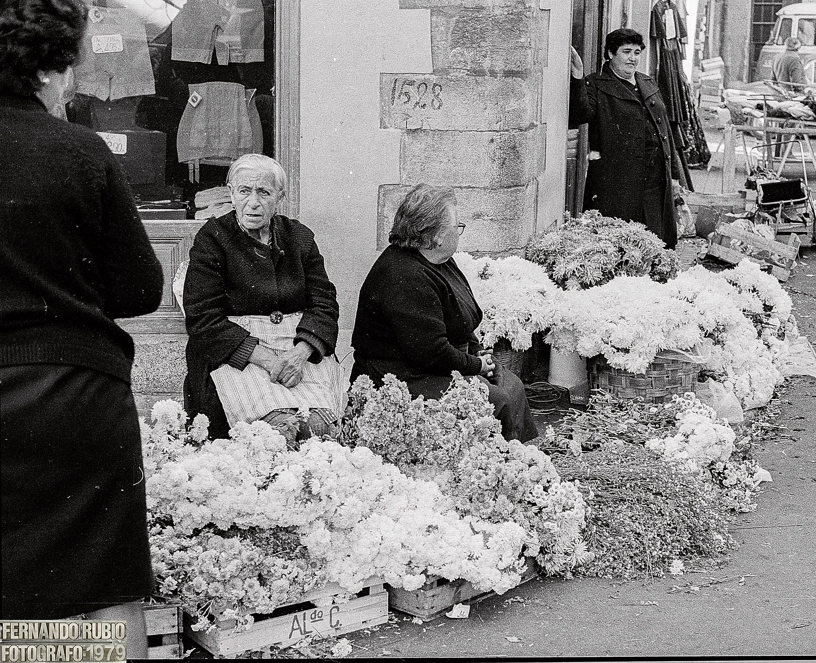 La venta de flores eran —y de alguna manera siguen siendo— los grandes protagonistas de Todos los Santos. | FERNANDO RUBIO