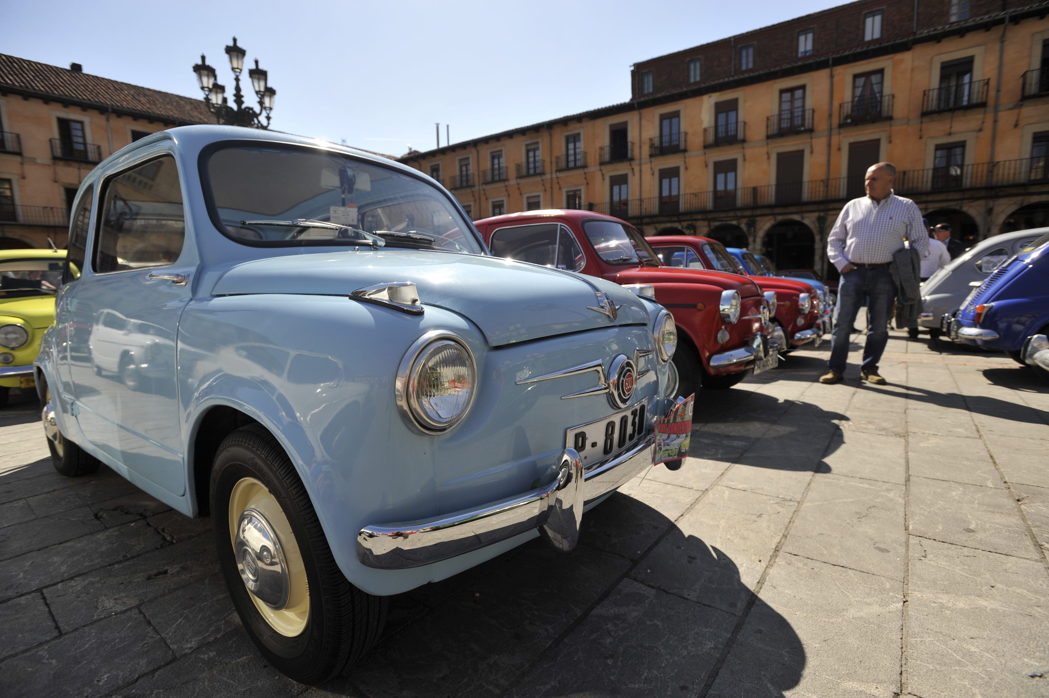 Imagen de archivo de una concentración de Seat 600 celebrada en la Plaza Mayor de León en el año 2018 | DANIEL MARTÍN