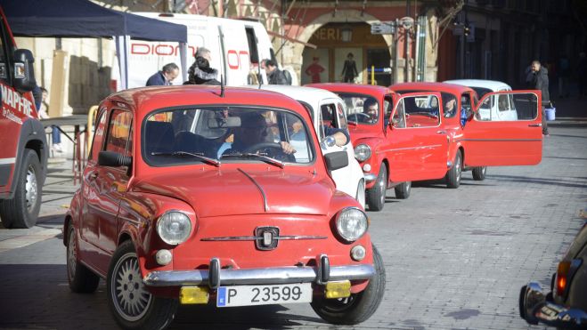 Imagen de archivo de una concentracción de coches Seat 600 en León. | MAURICIO PEÑA