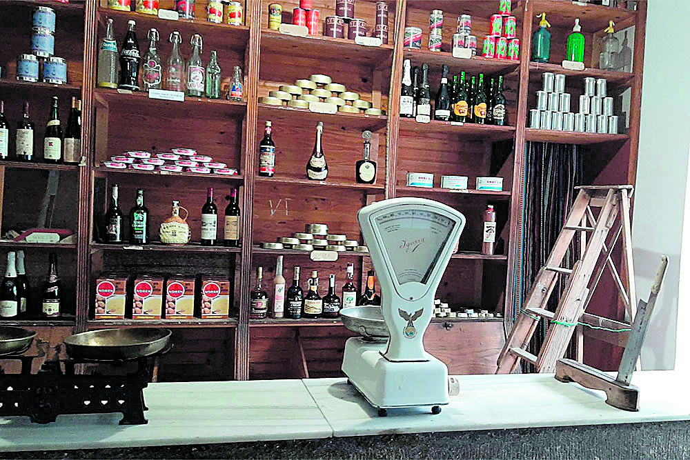 Una estampa que en sí misma marca el recuerdo de una época perdida, el singular economato de Marrón, en Fabero