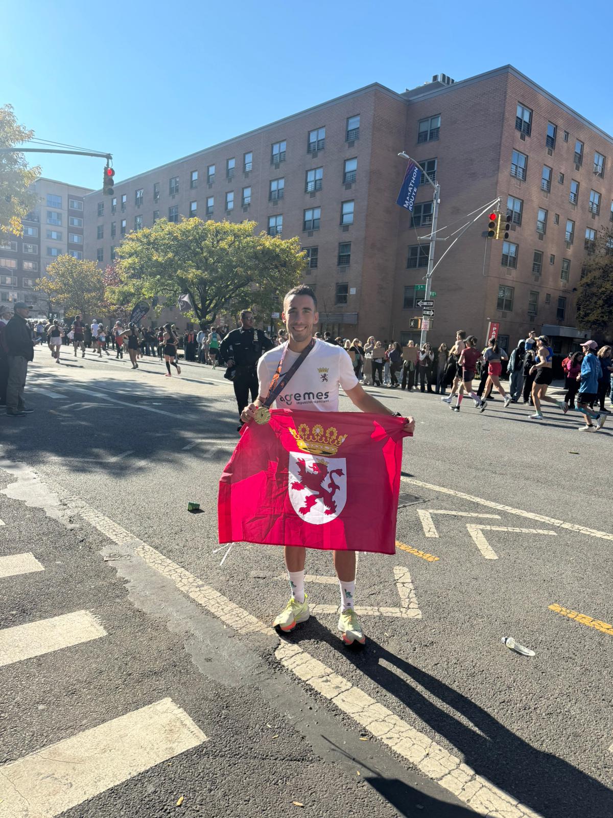 Jesús González Cidón, con la bandera de León tras la maratón de Nueva York
