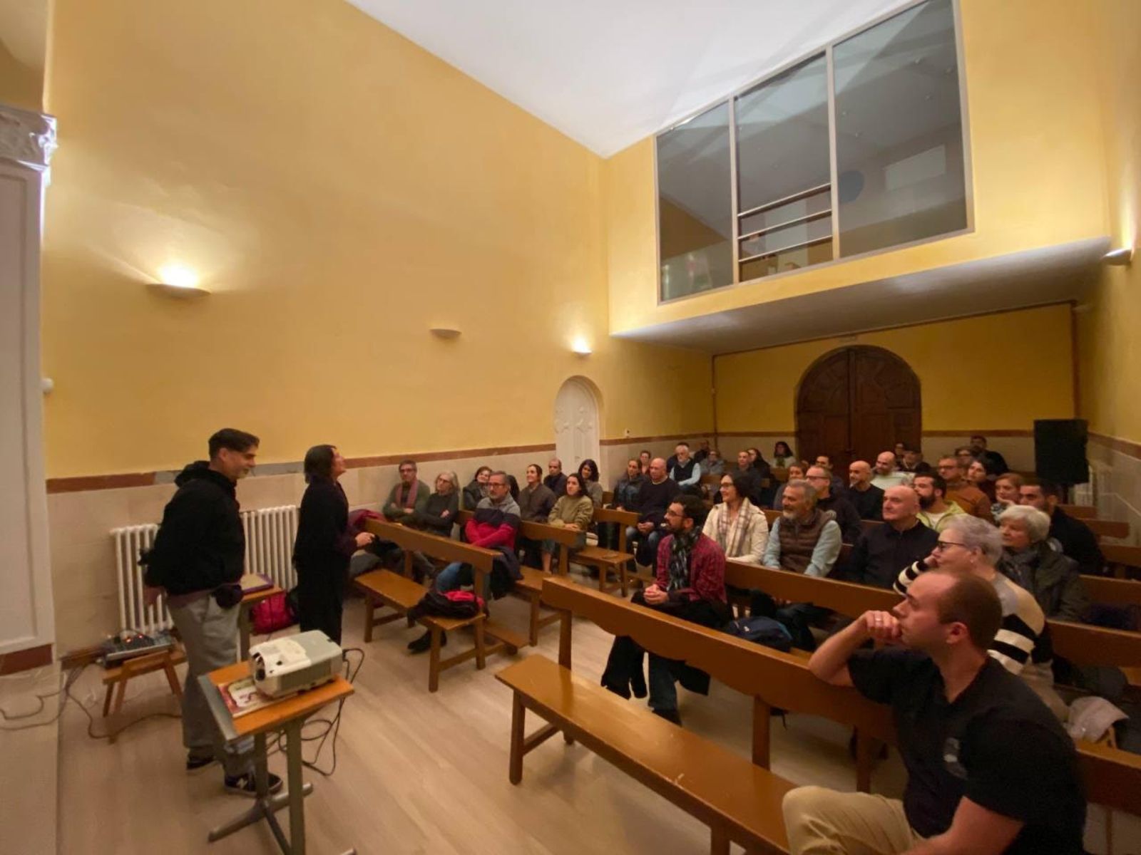El público assitenta en la Capilla de las Carmelitas durante la proyección de “Habitando el Tiempo” | L.N.C.
