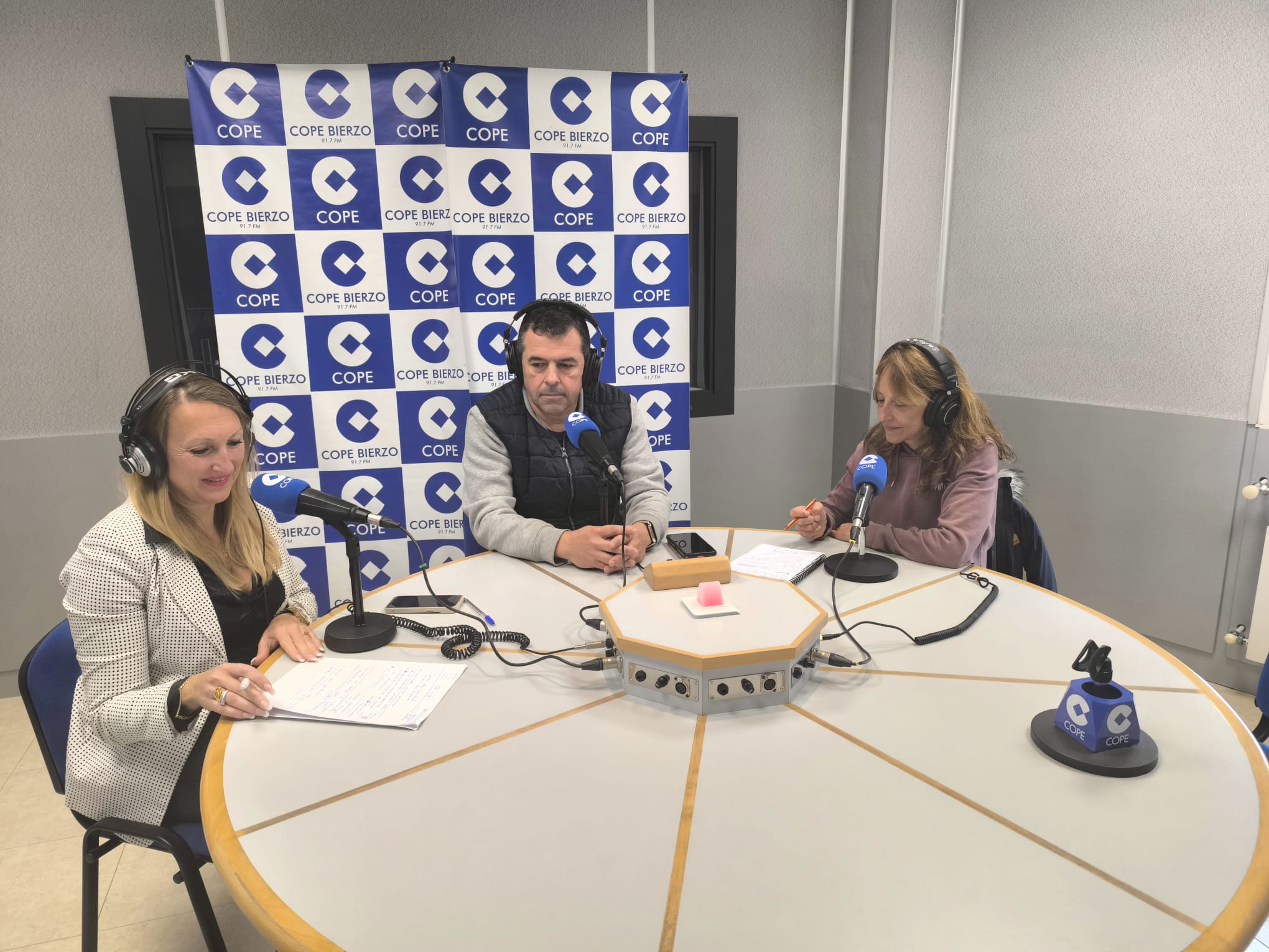 Entre Nosotras, con Javier Morán como invitado. Entre Nosotras, con Javier Morán como invitado.