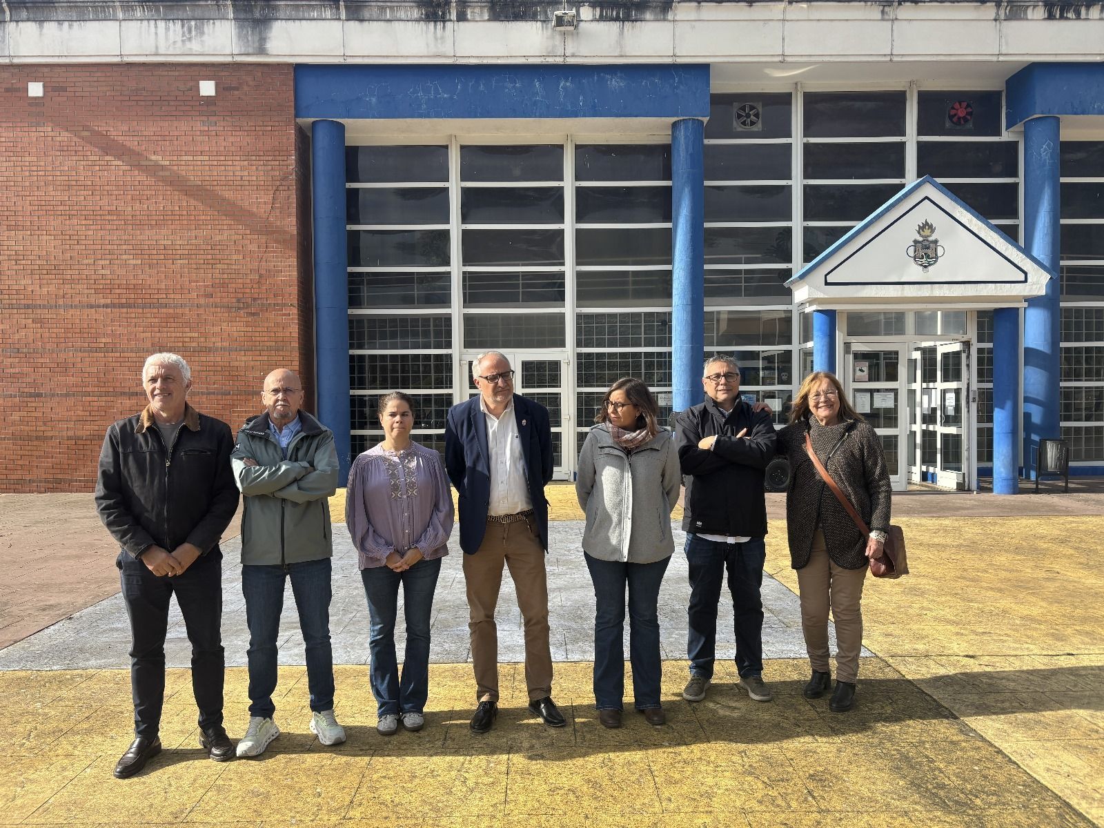 Equipo del PSOE de Ponferrada frente a las piscinas. | JAVIER FERNÁNDEZ