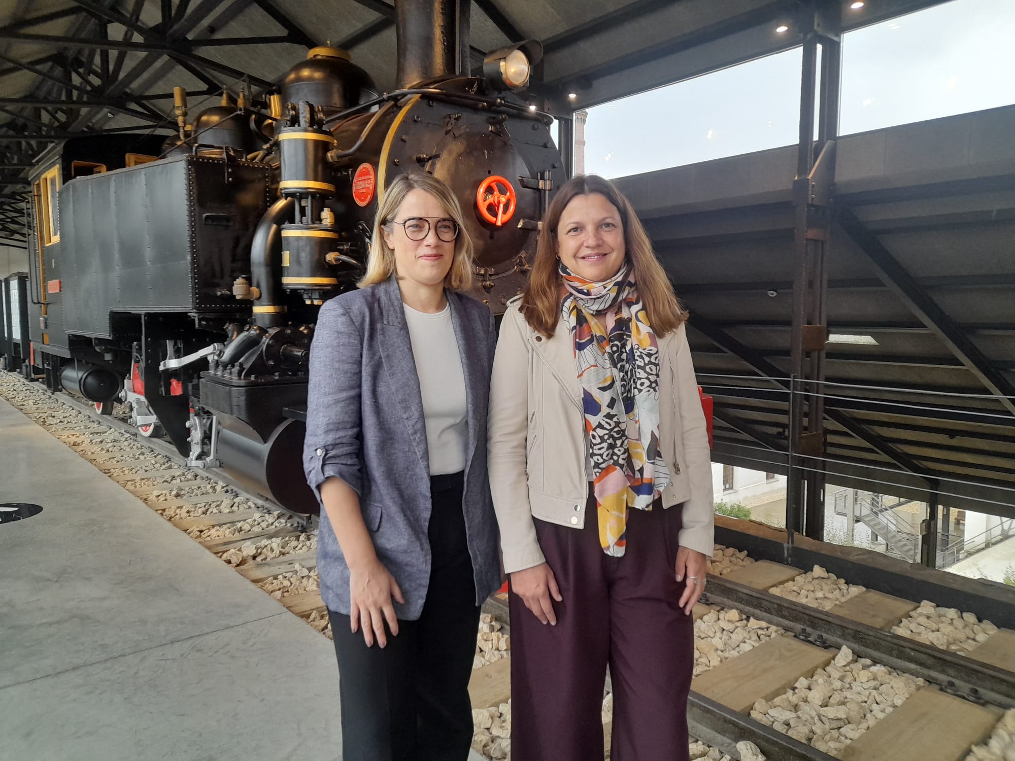 Las directoras presentando la nueva iniciativa en el Museo de la Energía de Ponferrada. | MAR IGLESIAS