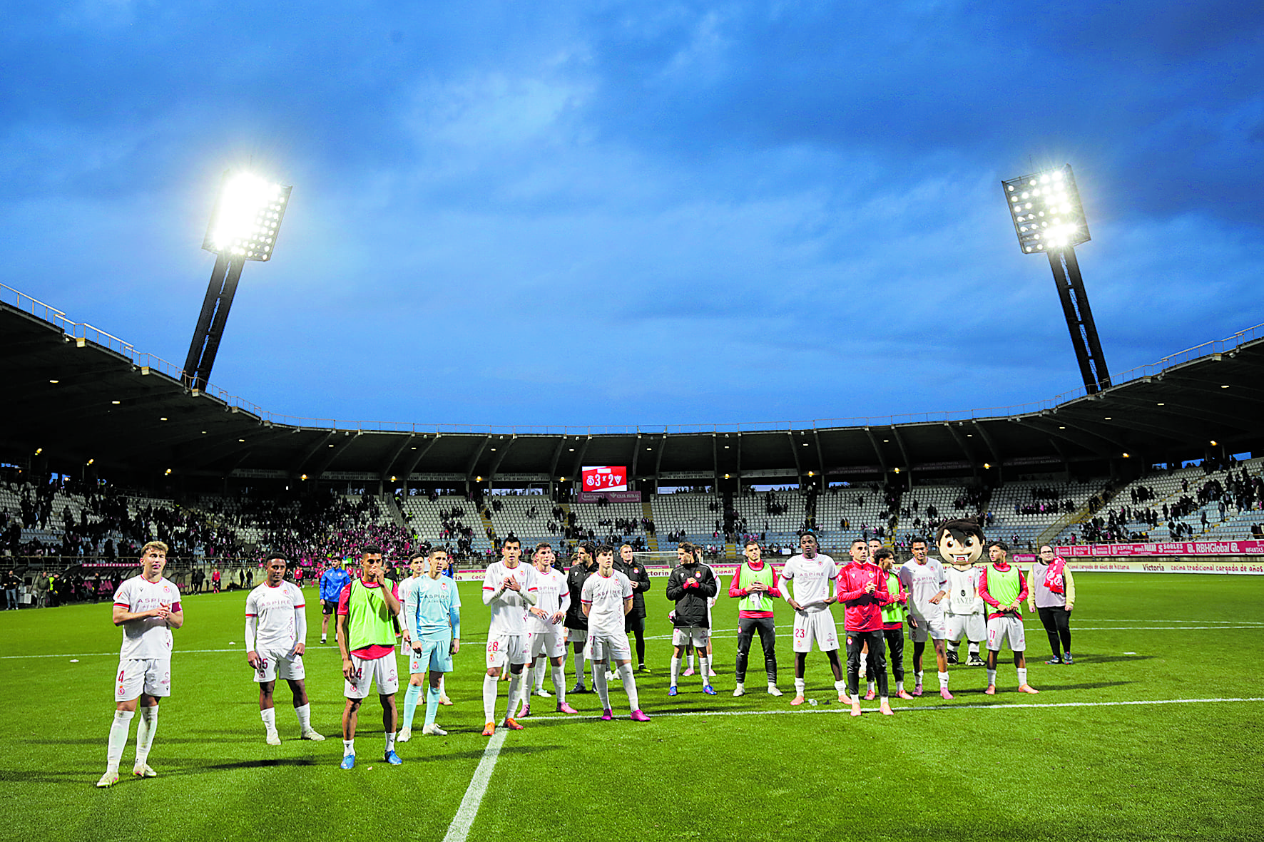 Imagen final de la Cultural en su primera victoria en el Reino de León tras vencer al Mirandés. FERNANDO OTERO Imagen final de la Cultural en su primera victoria en el Reino de León tras vencer al Mirandés. FERNANDO OTERO