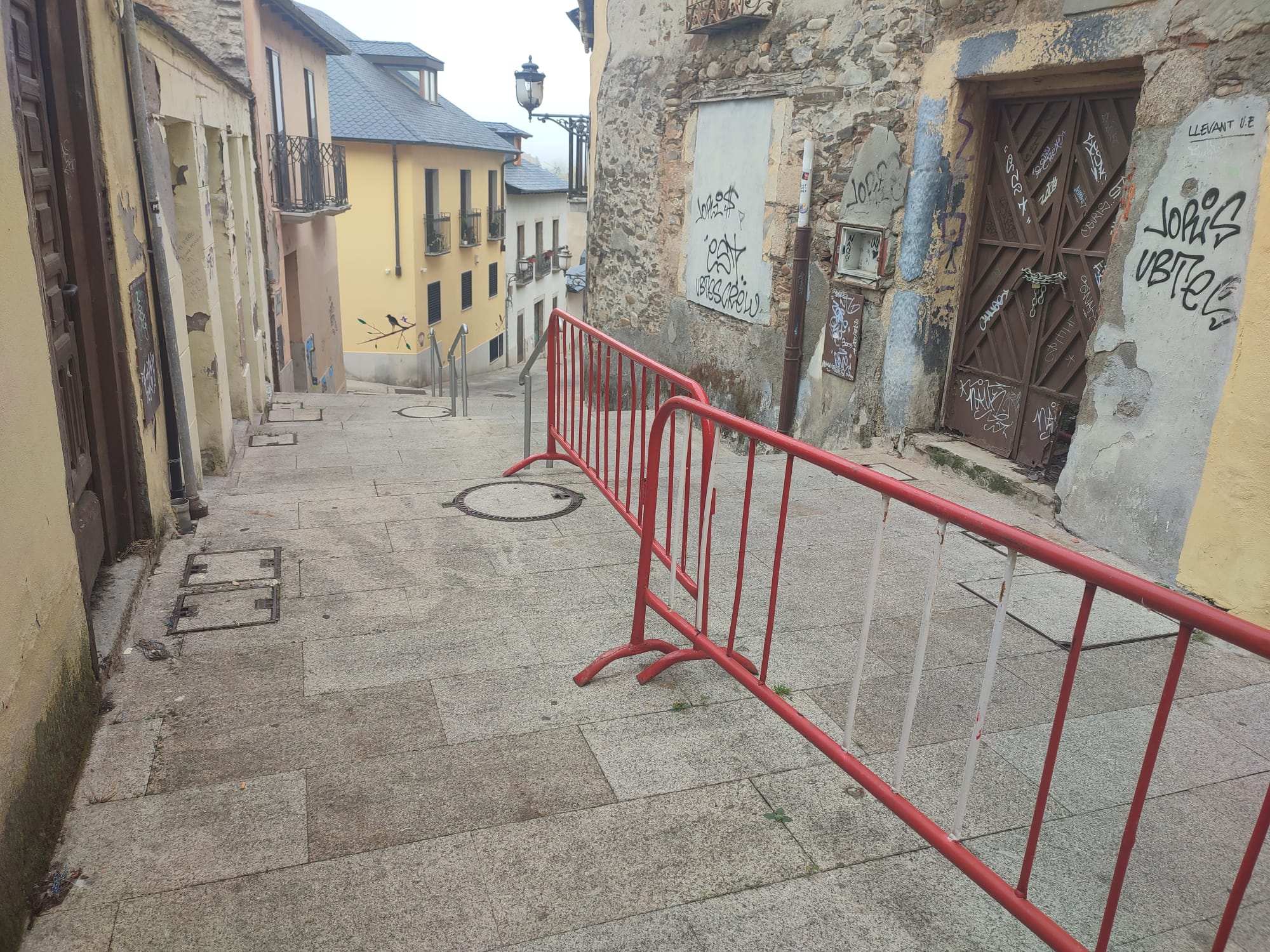 Estado de la calle del Rañadero, paso de peregrinos, mientras se habla ya de incrementar costes en luces de Navidad. Estado de la calle del Rañadero, paso de peregrinos, mientras se habla ya de incrementar costes en luces de Navidad.