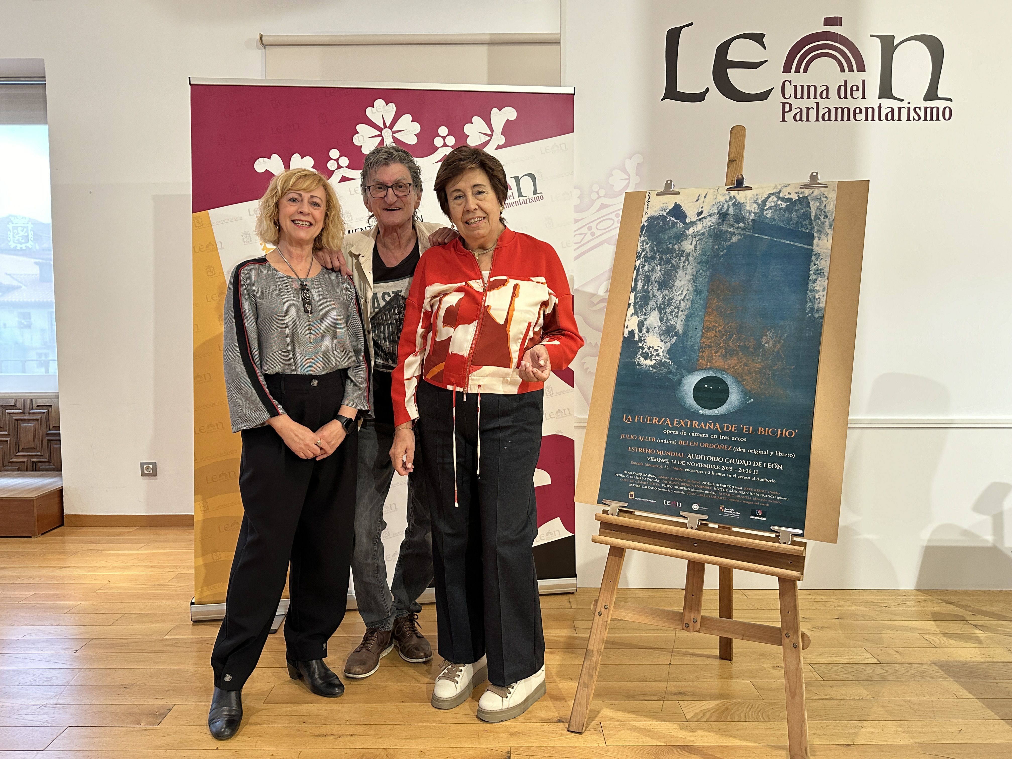 Belén Ordóñez y Julio Aller junto a Elena Aguado. | L.N.C.