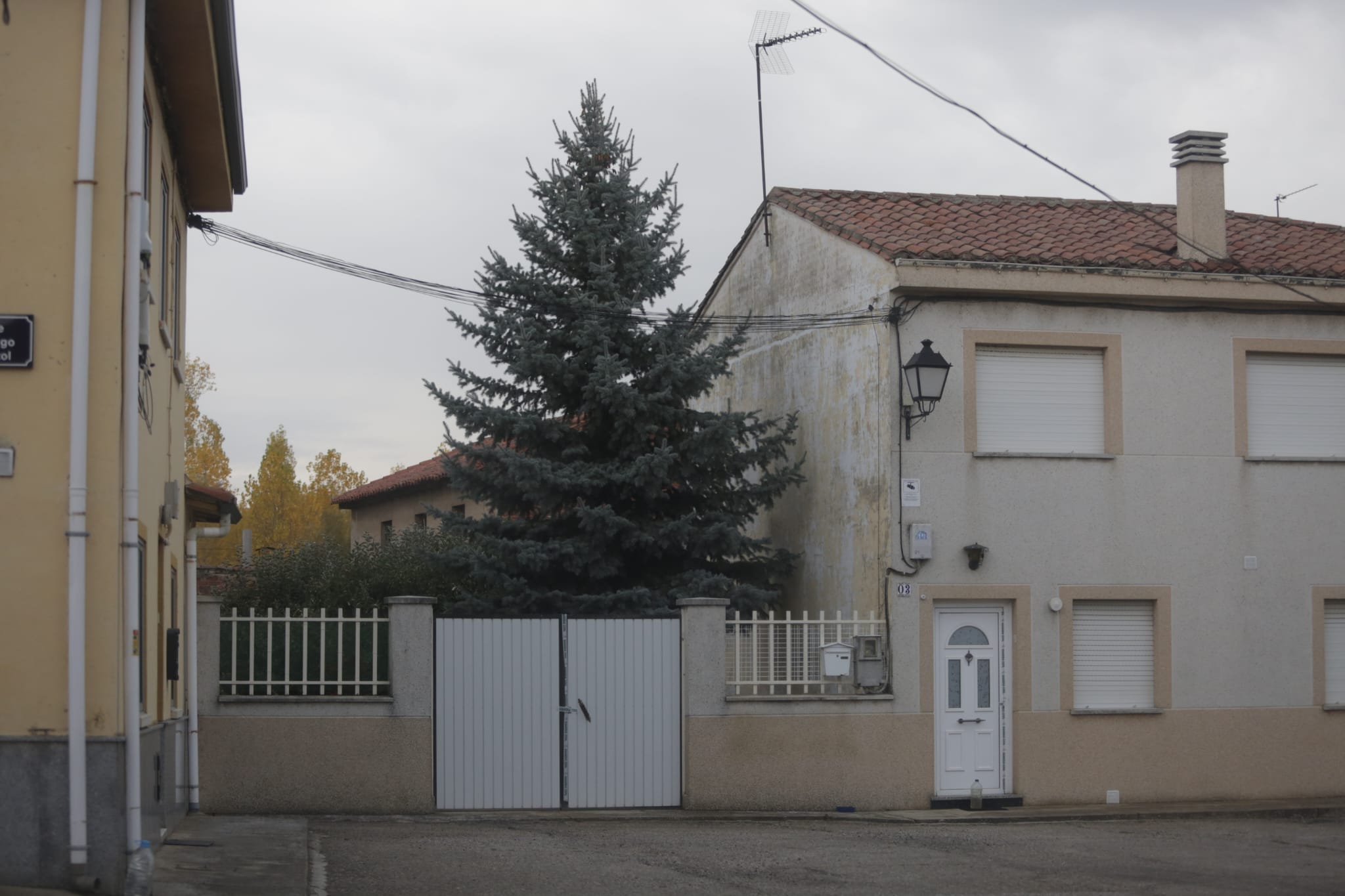 La muerte del hombre, vecino de Lorenzana de 63 años, ocurrió en la finca de su vivienda el pasado fin de semana. | FERNANDO OTERO