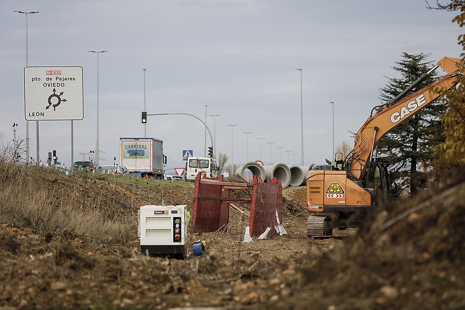 Imagen de la maquinaria trabajando en el inicio de las obras de soterramiento de la Ronda Este, en el cruce de La Granja | FERNANDO OTERO