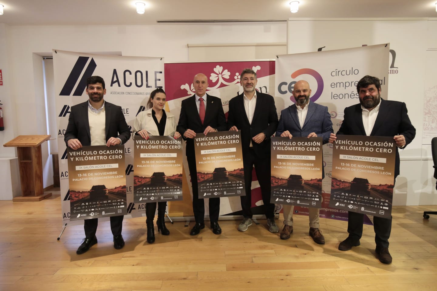 Foto de familia de los participantes en la presentación del Salón del Vehículo de Ocasión y Kilómetro Cero. | FERNANDO OTERO